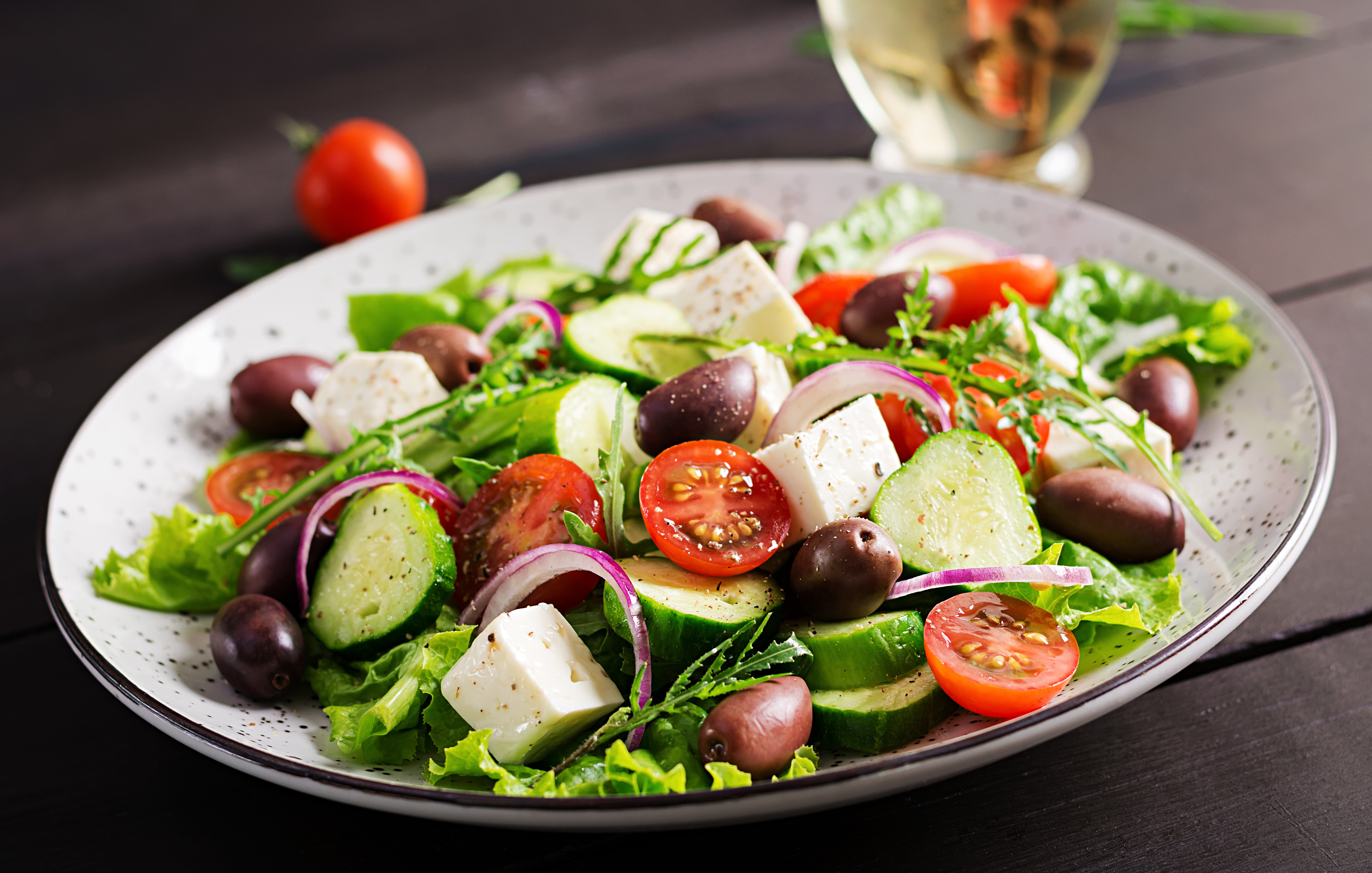 Salad food. Греческий салат с оливками Каламата. Греческий с рукколой. Греческий салат с рукколой. Овощной салат с рукколой.