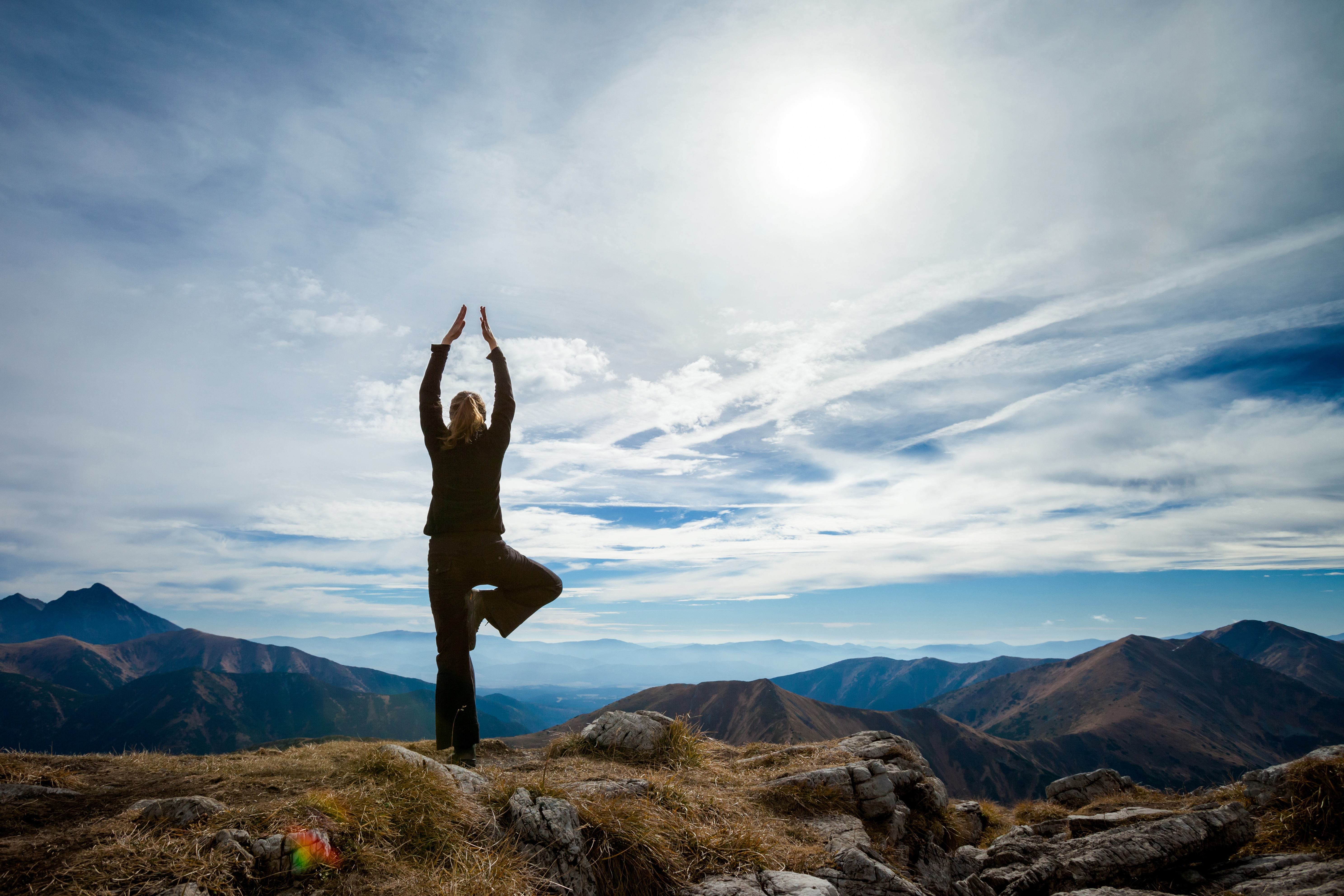 Эффективная медитация. Человек на вершине горы. Медитация в горах. Человек в горах. Йога в горах.