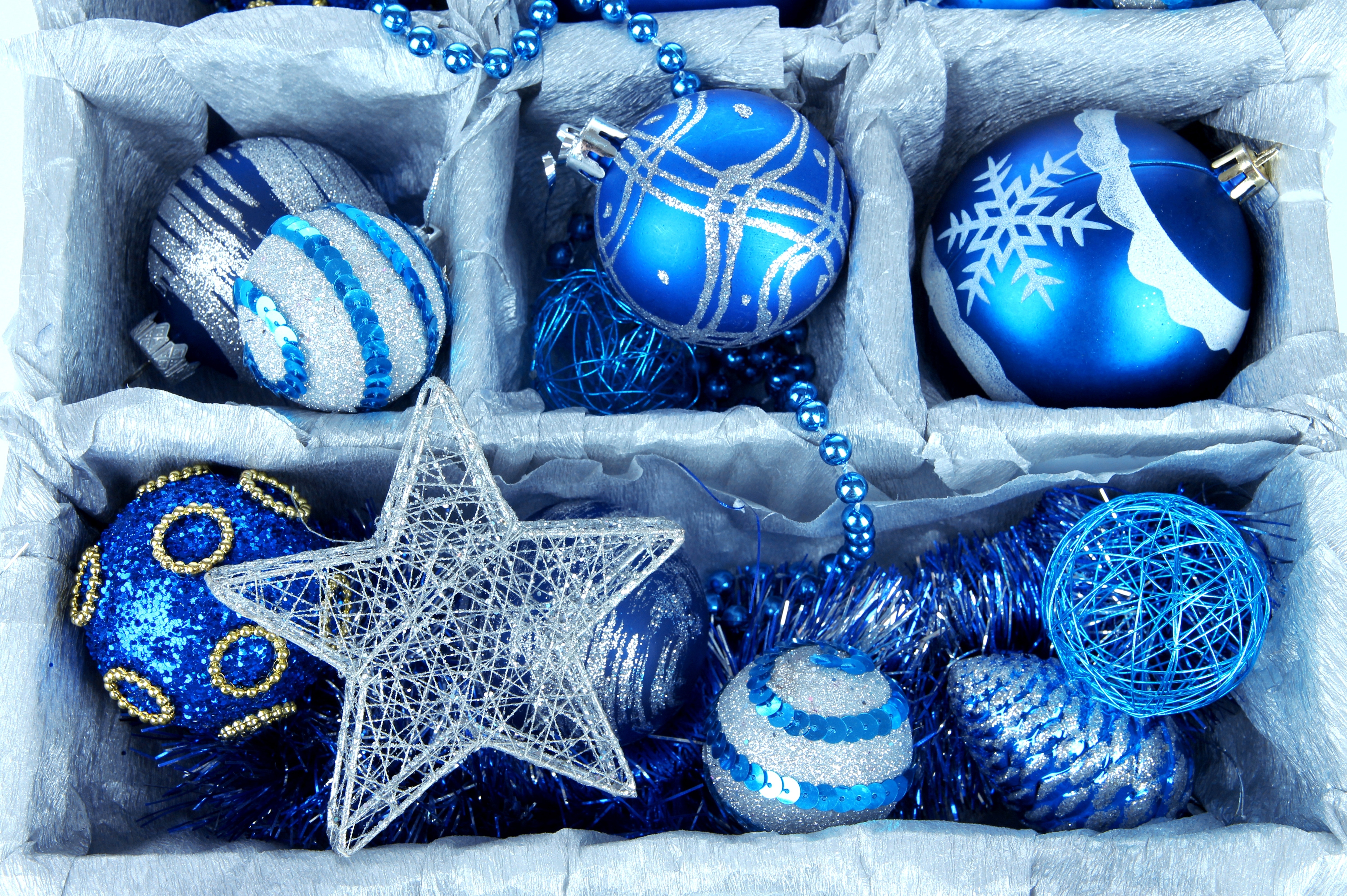 Синие шары на елку. Новогодние игрушки. Новогодние шары. Современные елочные игрушки. Шарик новогодний.