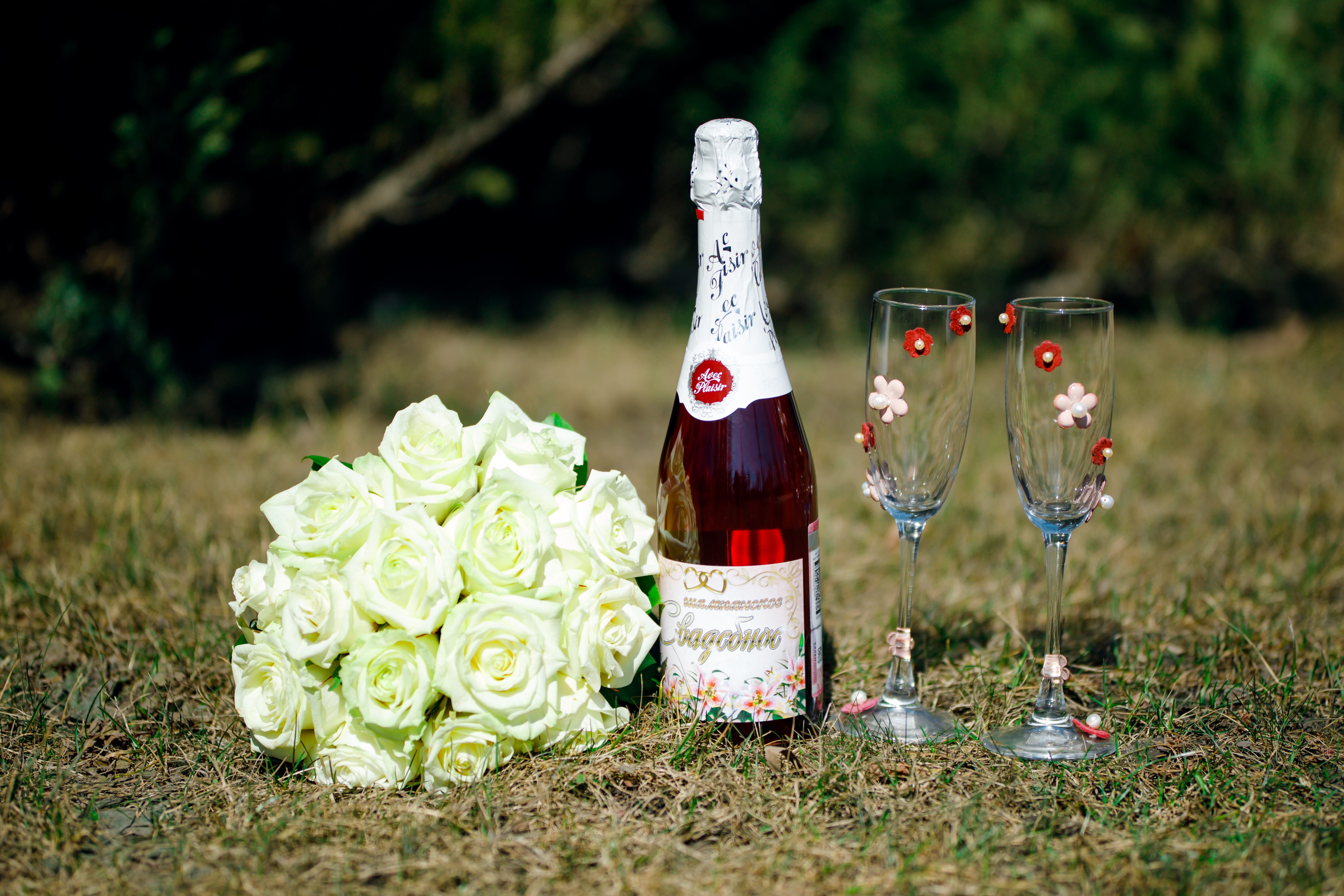 Шампанское и розы 31 экстра на русском. Цветы и шампанское. Букет цветов и шампанское. Шампанское и розы. Красивый букет с шампанским.
