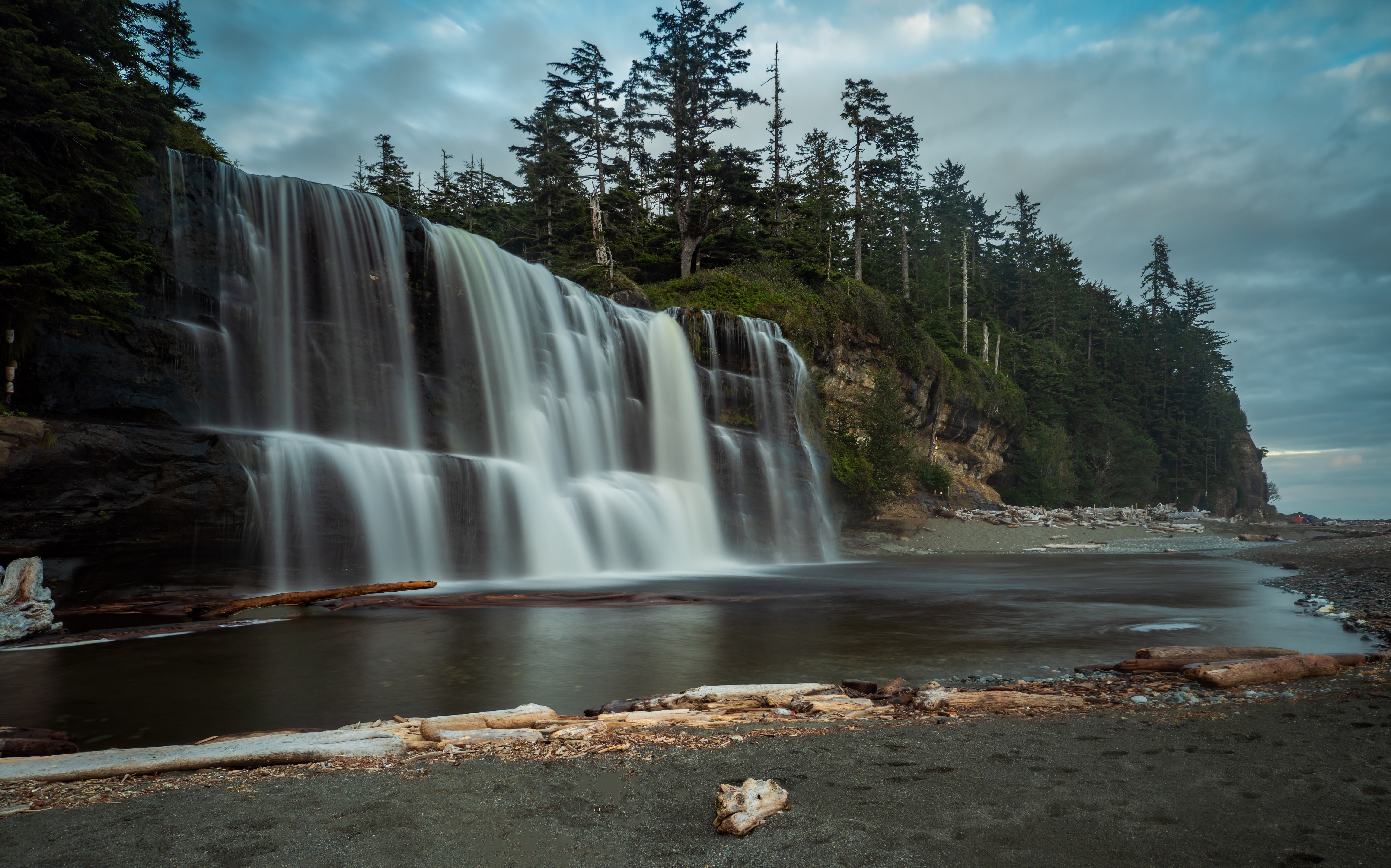 Водопад меры. Водопад хелмкен Британская Колумбия. Водопад Ханлен Канада. Тальниковский водопад. West Coast Trail, остров Ванкувер.