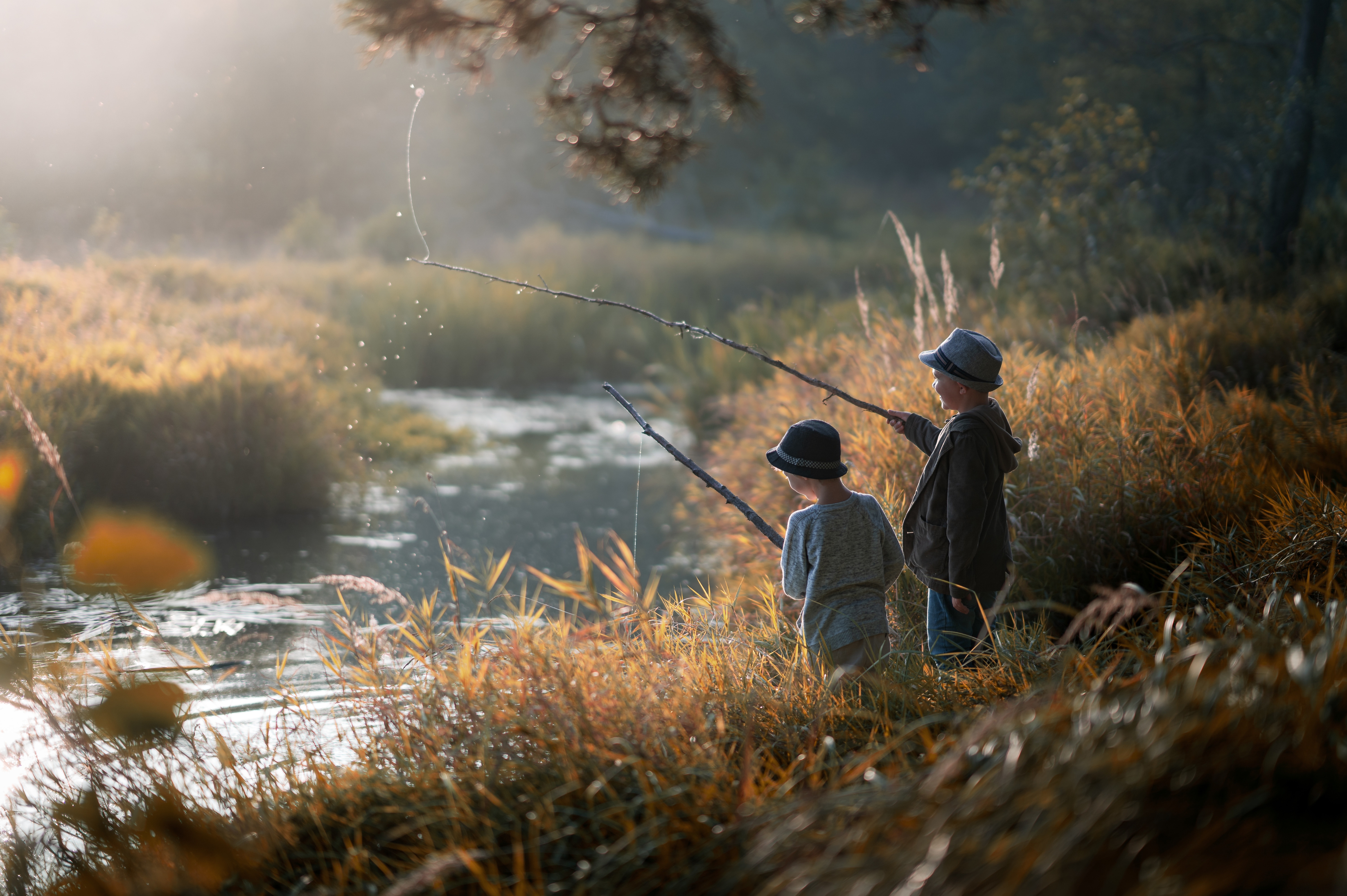 Мальчики на рыбалке. Пейзаж с рыбаком. Красивая природа рыбалка. Рыбак на речке. Обои рыбалка.