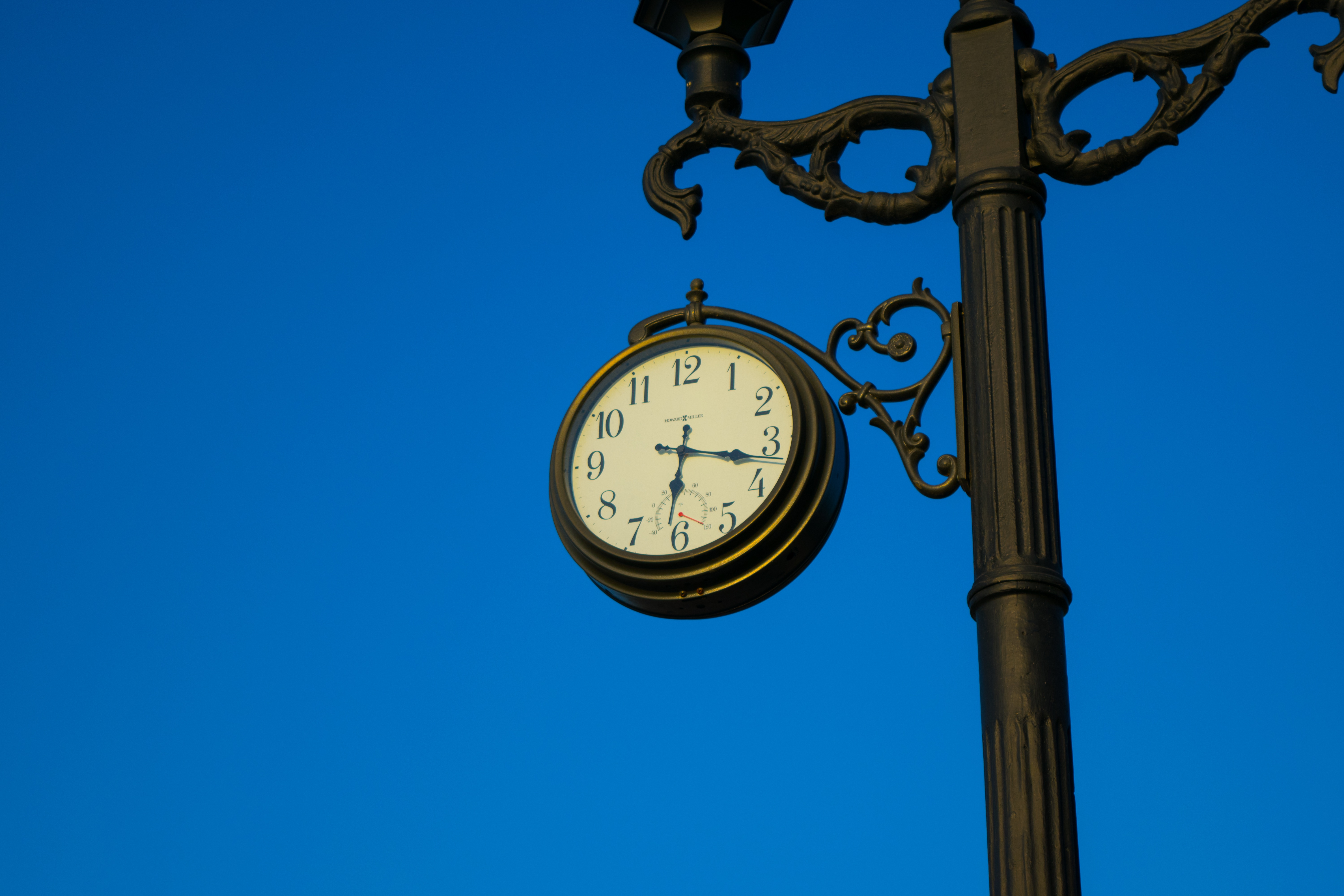 Post watch. Часы на столбе. Уличные часы на столбе. Фонарный столб с часами. Старинные уличные часы.