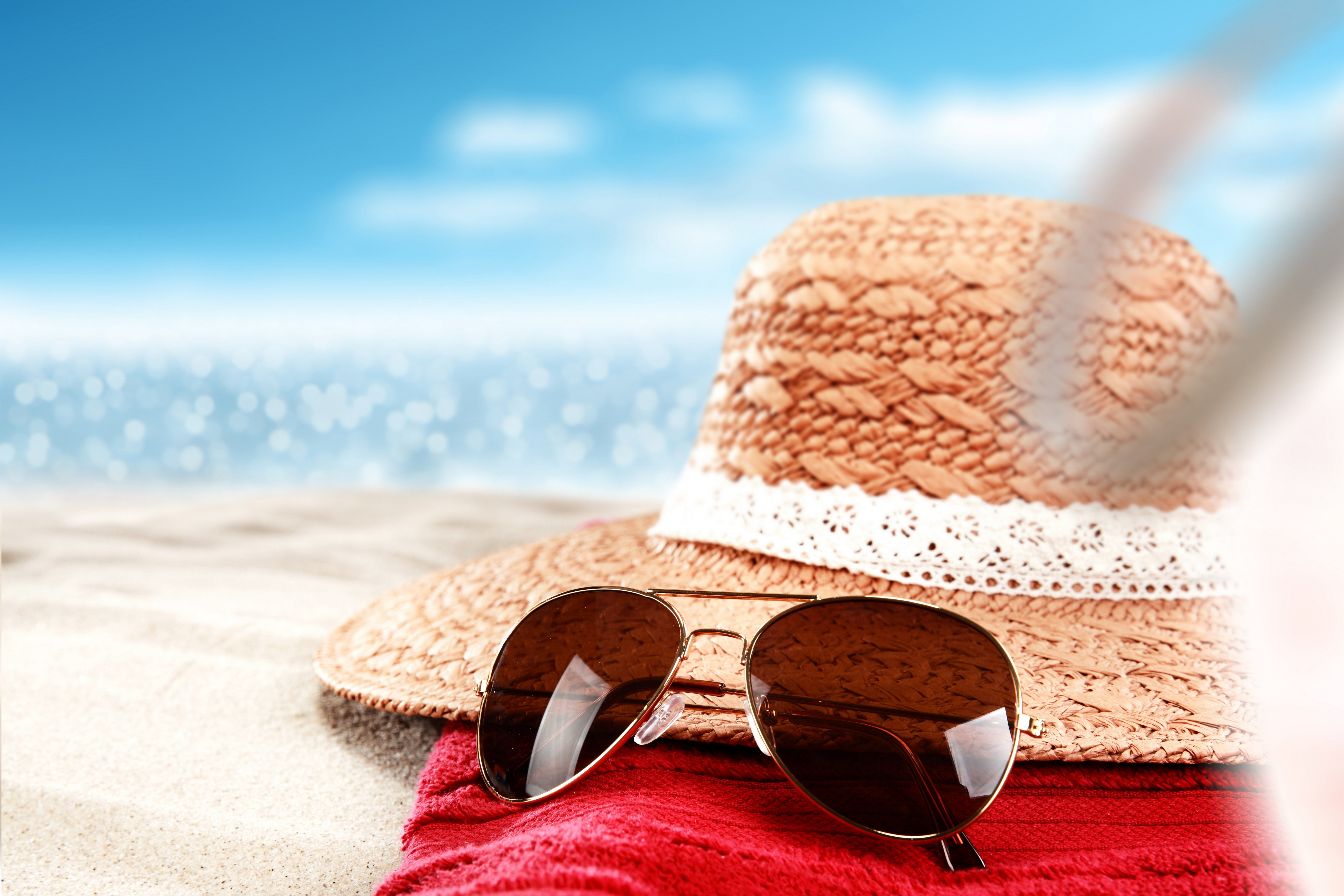 Шляпа на пляже. Солнечные очки на пляже. Солнечные очки на песке. Летние очки. Шляпа на море.