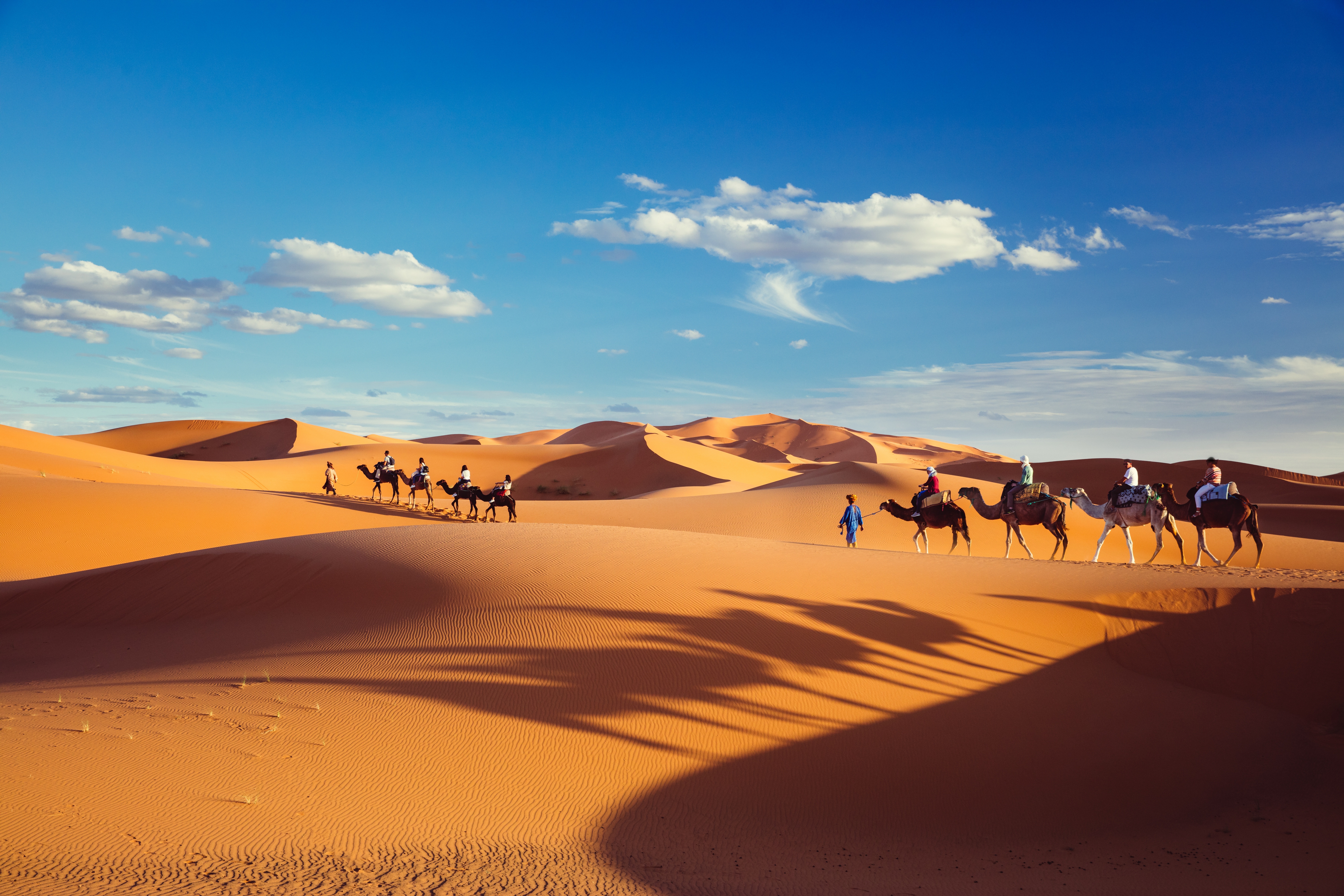 Небо караван. Пустыня Караван Барханы. Караван с верблюдами в пустыне. Марокко дюны. Верблюды в Каракумах.