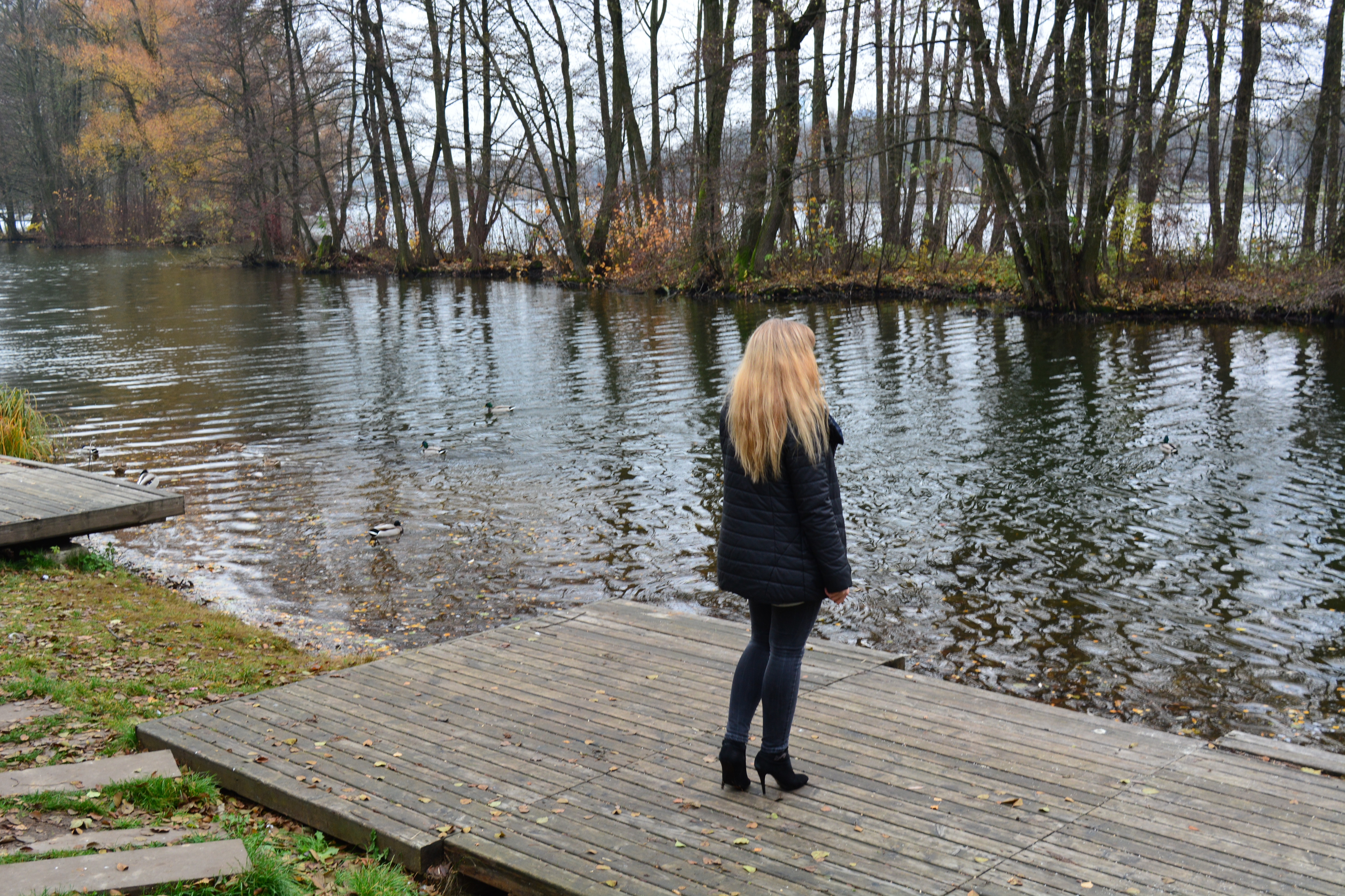 Девушка у озера 2007. Блондинка осенью. Девушка у пруда. Блондинка на речке. Блондинка со спины на пруду.