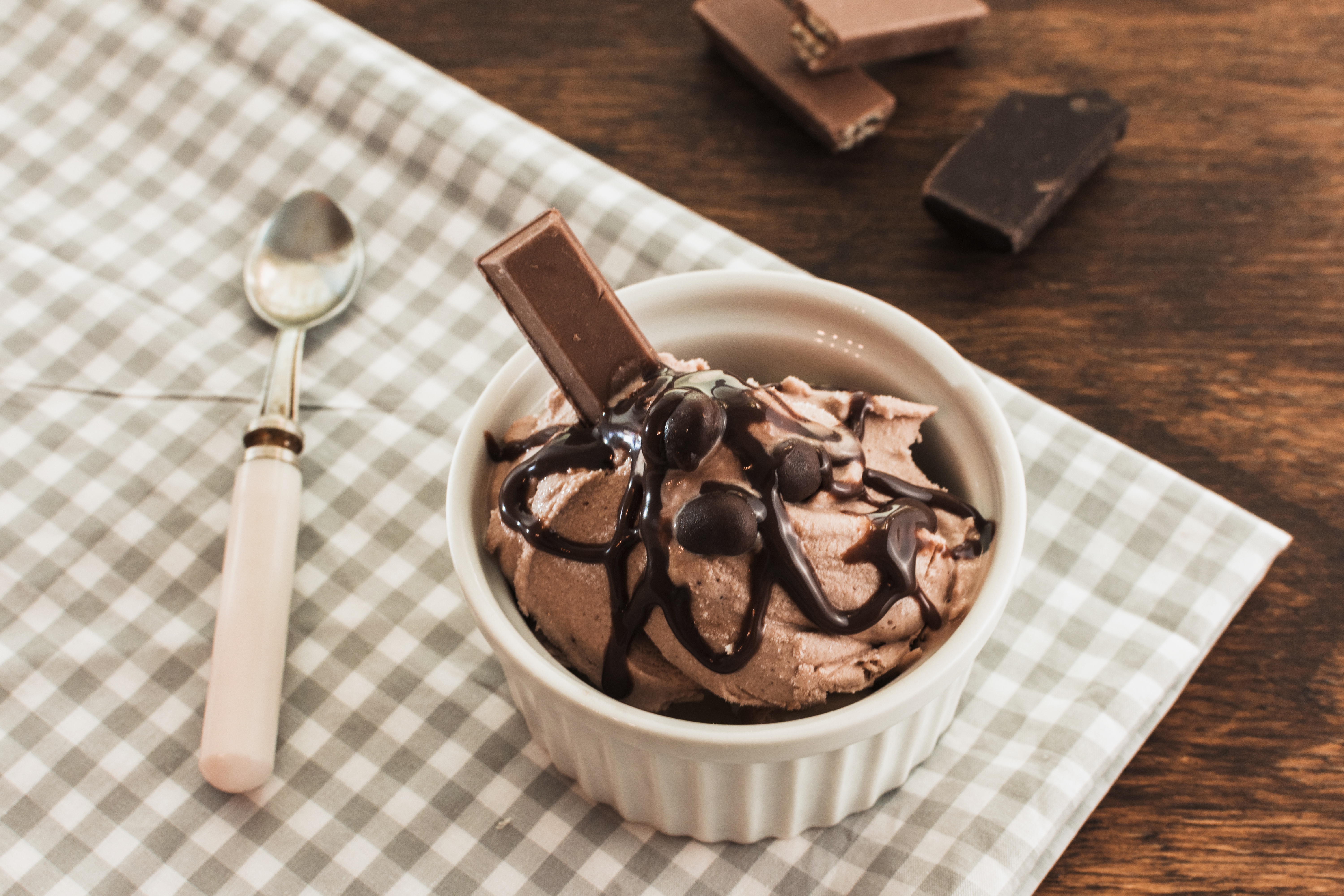 Шоколадный крем пломбир. Мороженое с шоколадом. Мороженое с кусочками шоколада. Мороженое шоколадка. Десерт мороженое с шоколадом.