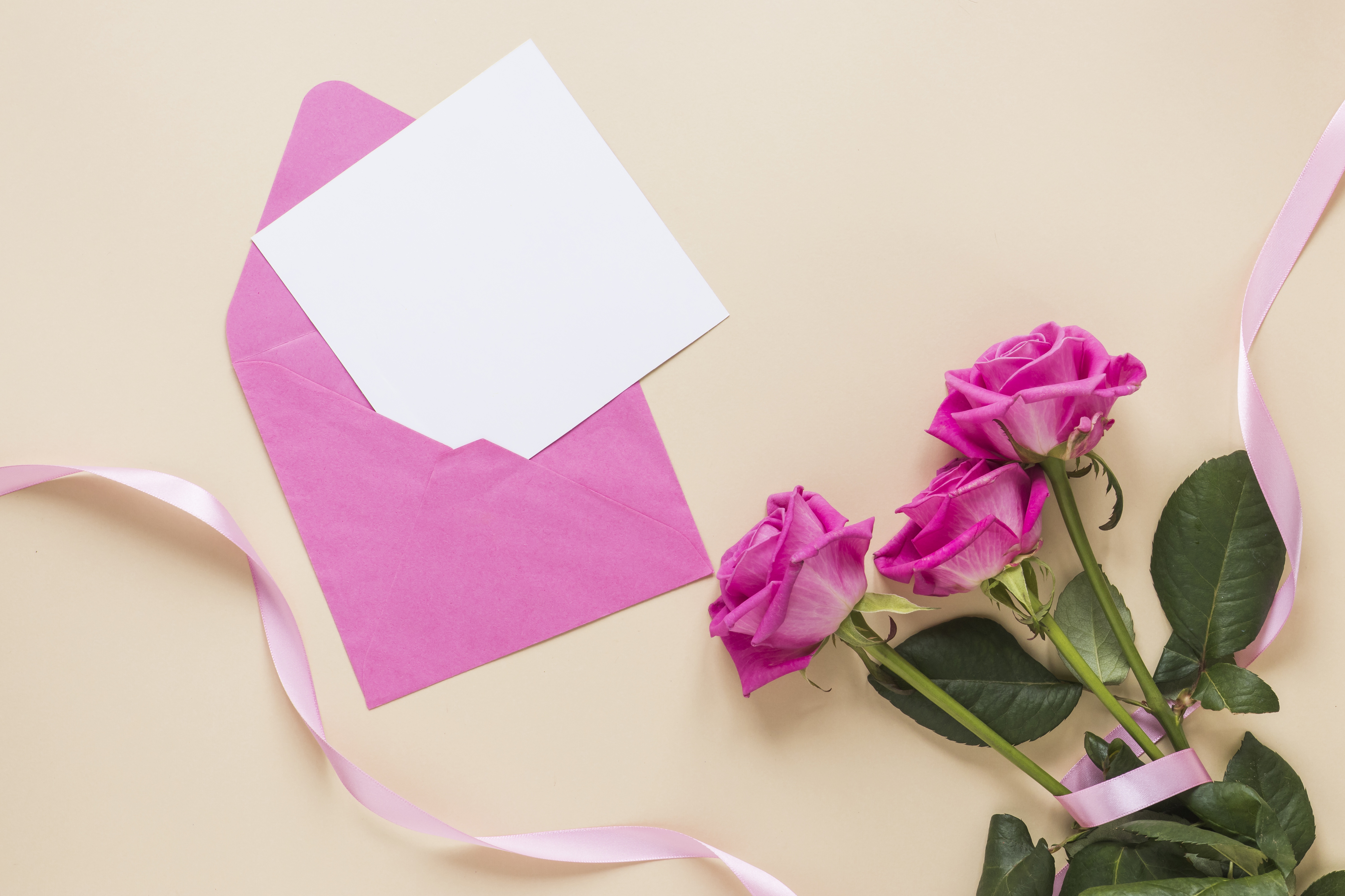 Конверт для цветов из бумаги. Красивый конверт. Бумажный конверт. Открытка с конвертом и цветами. Цветы в конверте.