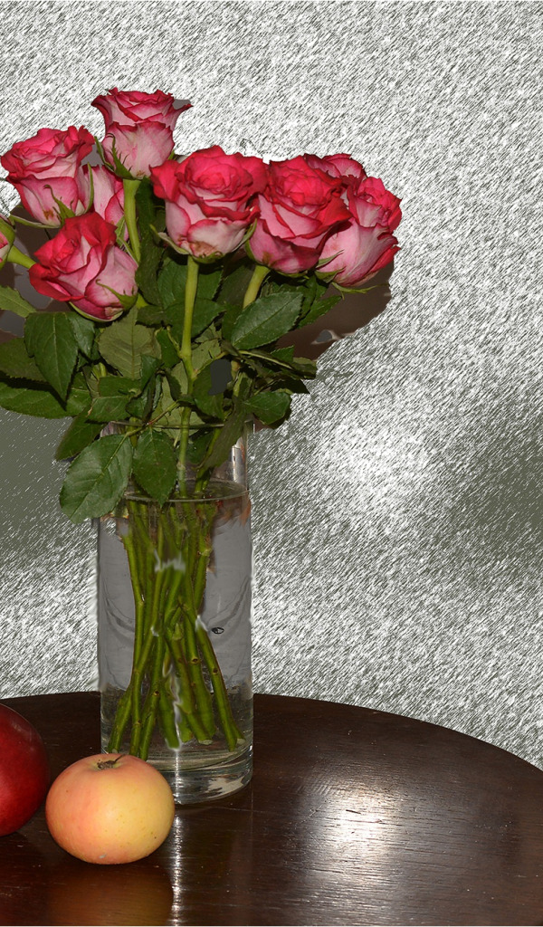 Букеты роз в вазе на столе. Красивый букет в вазе. Букет в вазе на столе. Букет роз в вазе. Букеты роз в вазах.