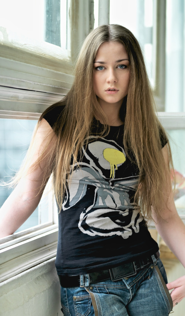 взгляд, девушка, джинсы, майка, актриса, окно, форточка, Ингрид Олеринская