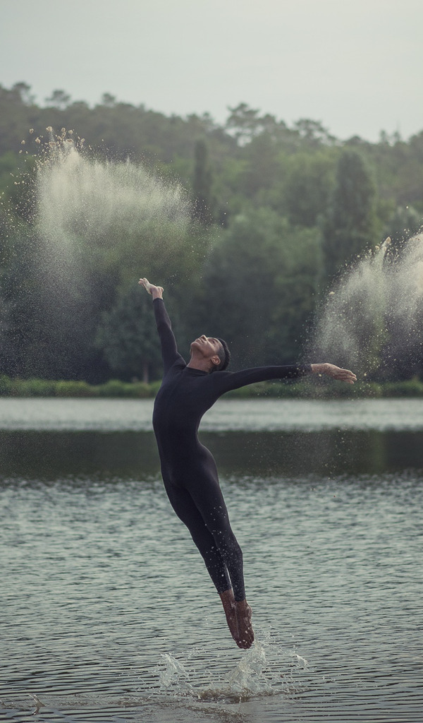 Water jumping. Прыгнул в одежде в воду. Человек прыгает в воду арт. Девушка прыжок в воду в одежде.