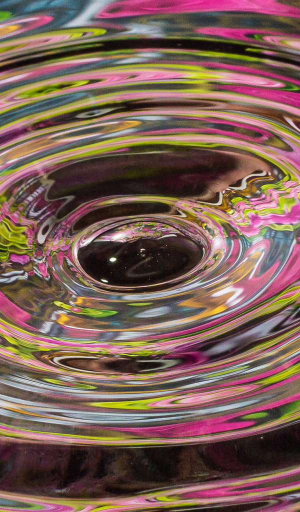 Круги на воде группа. Круги на воде. Разноцветные круги на воде. Круги на воде от камня. Круги на воде картинки.