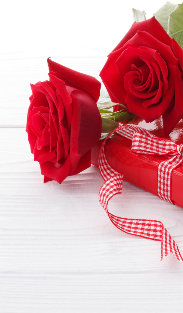 Розы подарок. Красные розы подарок. Букет роз и подарок. Цветы подарок красные розы.