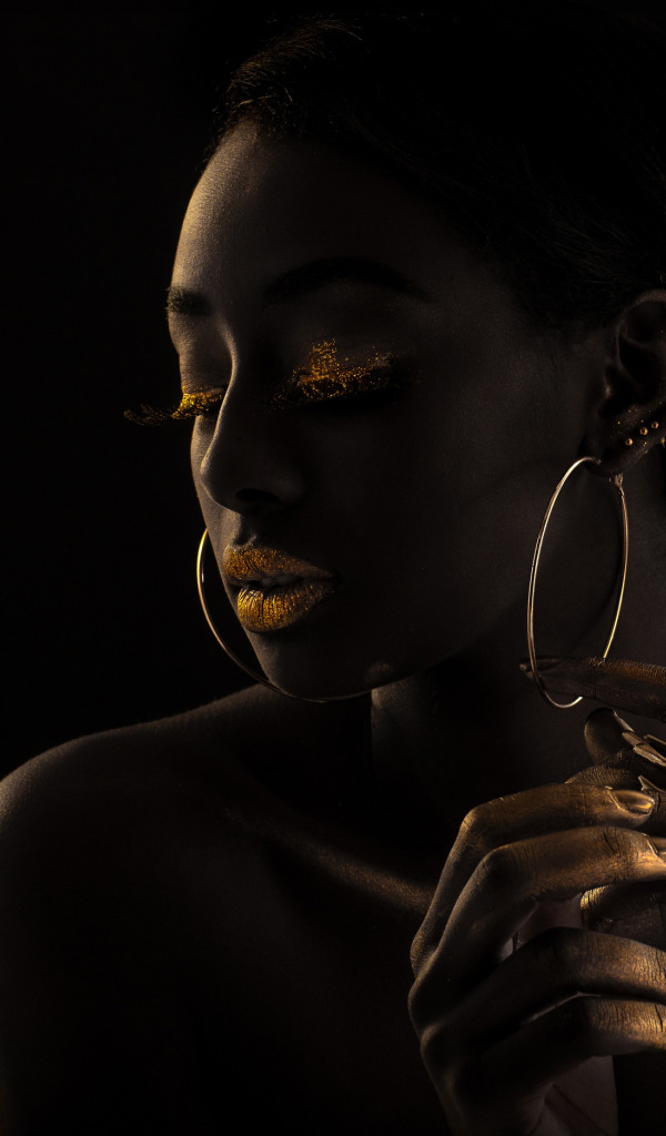 Темная негритянка. Черная девушка в золоте. Африканка с золотом. Негритянка в золоте. Картина африканка черное в золоте.