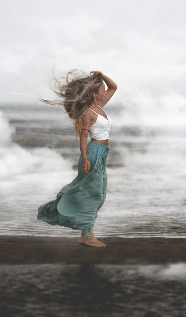 Ласковый ветер дул. Девушка на ветру. Девушка море ветер. Девушка-море. Девушка в платье на ветру.