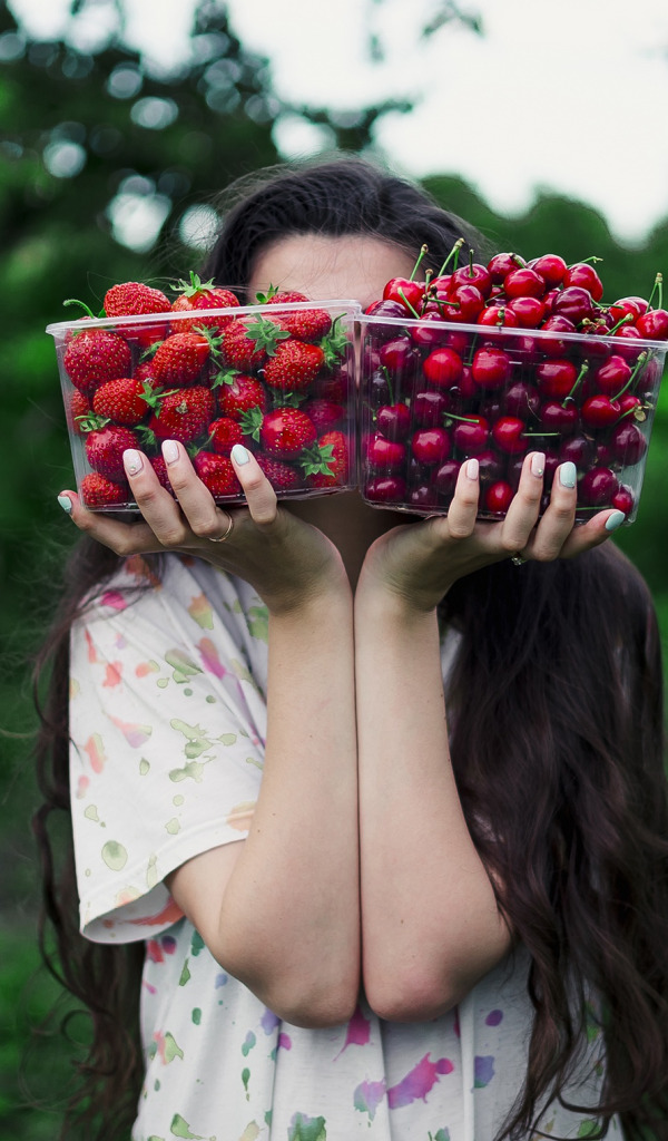 Девушка с клубникой. Фотосессия с ягодами. Клубника в руках. Фотосессия с клубникой.