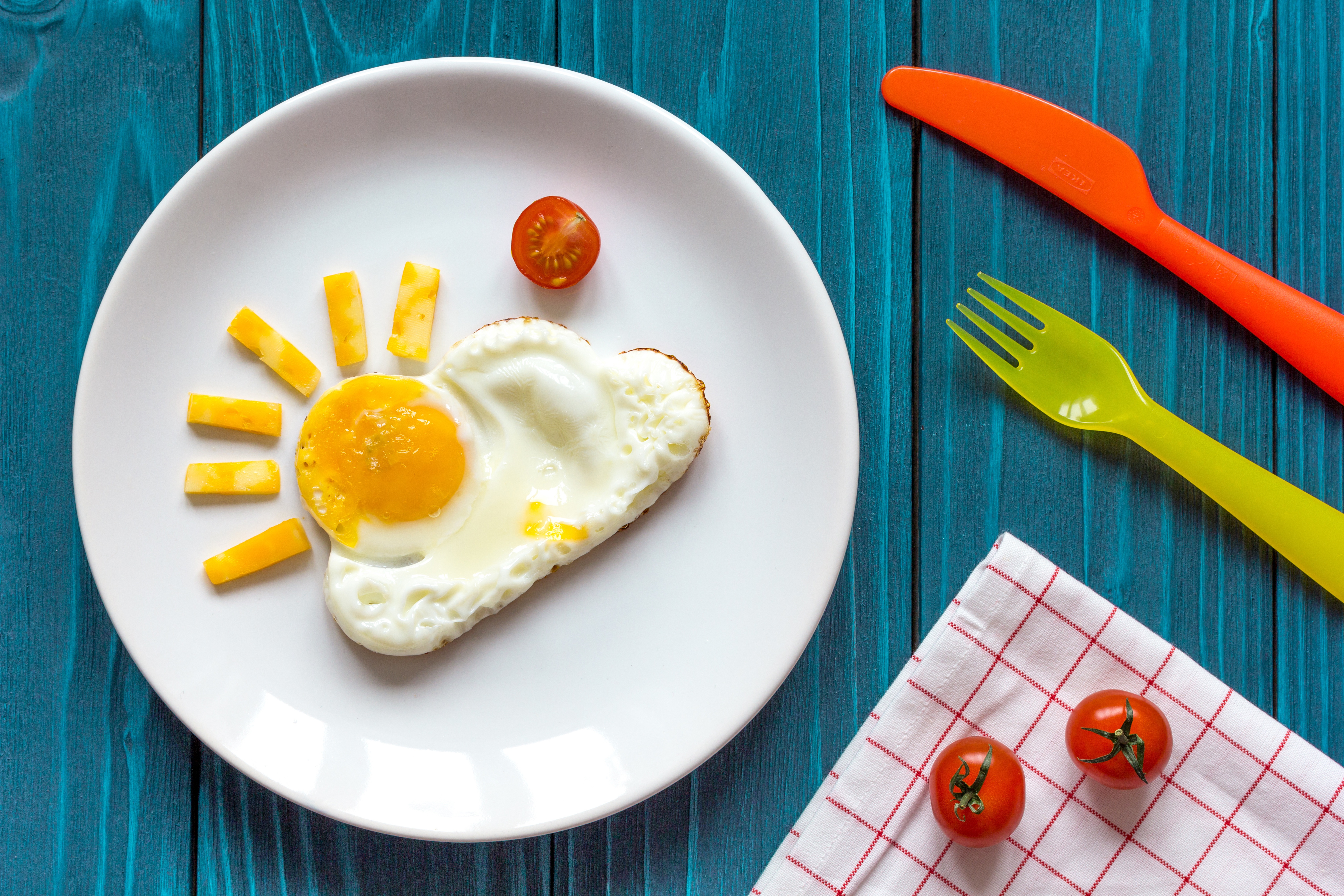 Жареные яйца детям. Оригинальная яичница. Завтрак. Красивый завтрак. Оригинальная яичница для ребенка.