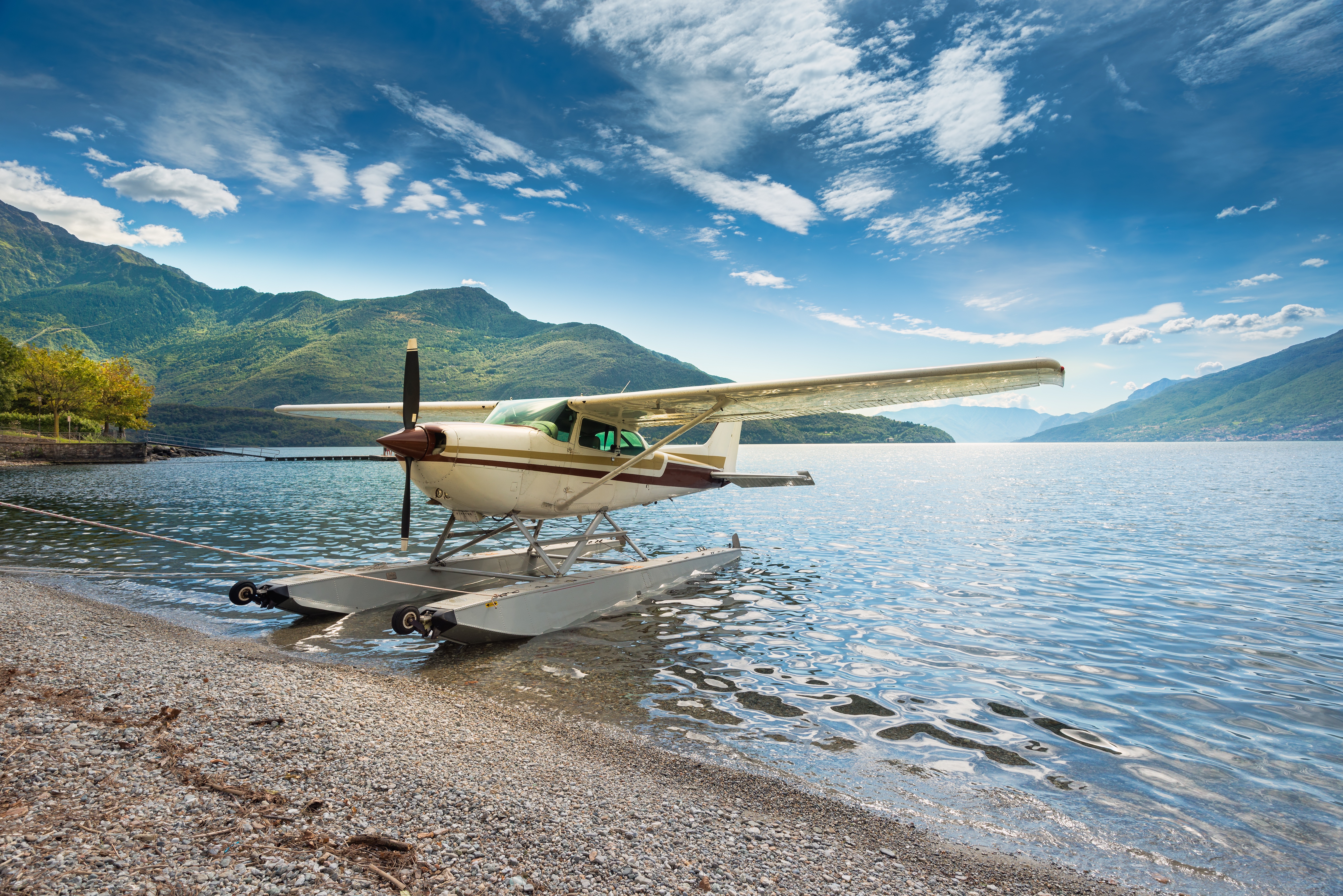 Самолет на воде. Cessna-172 Hydro. Лаго ди Комо Италия. Cessna Hydroplane. Гидросамолет Lake.