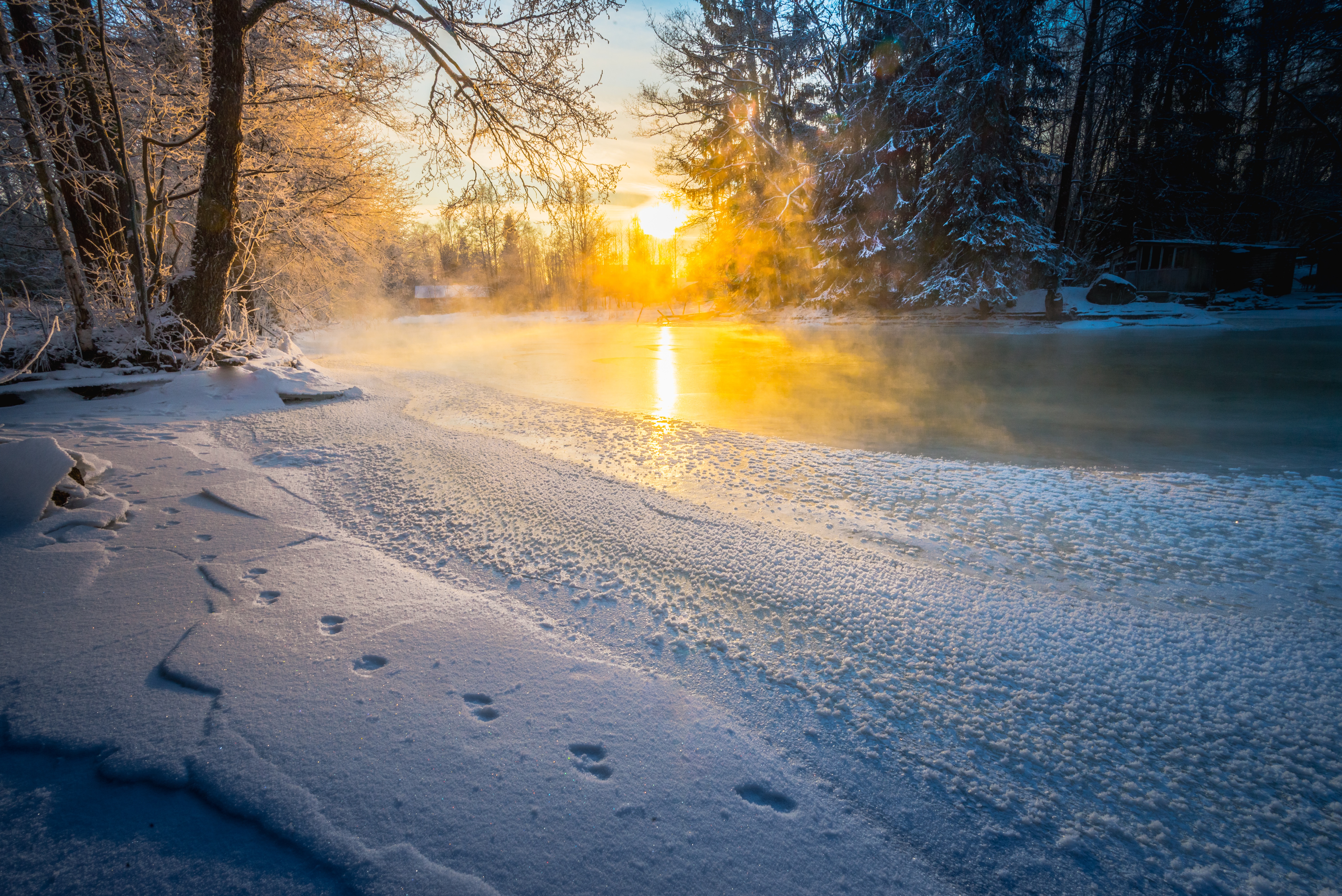 Зимнее утро. Снежное утро. Зима река солнце. Утро зимой.