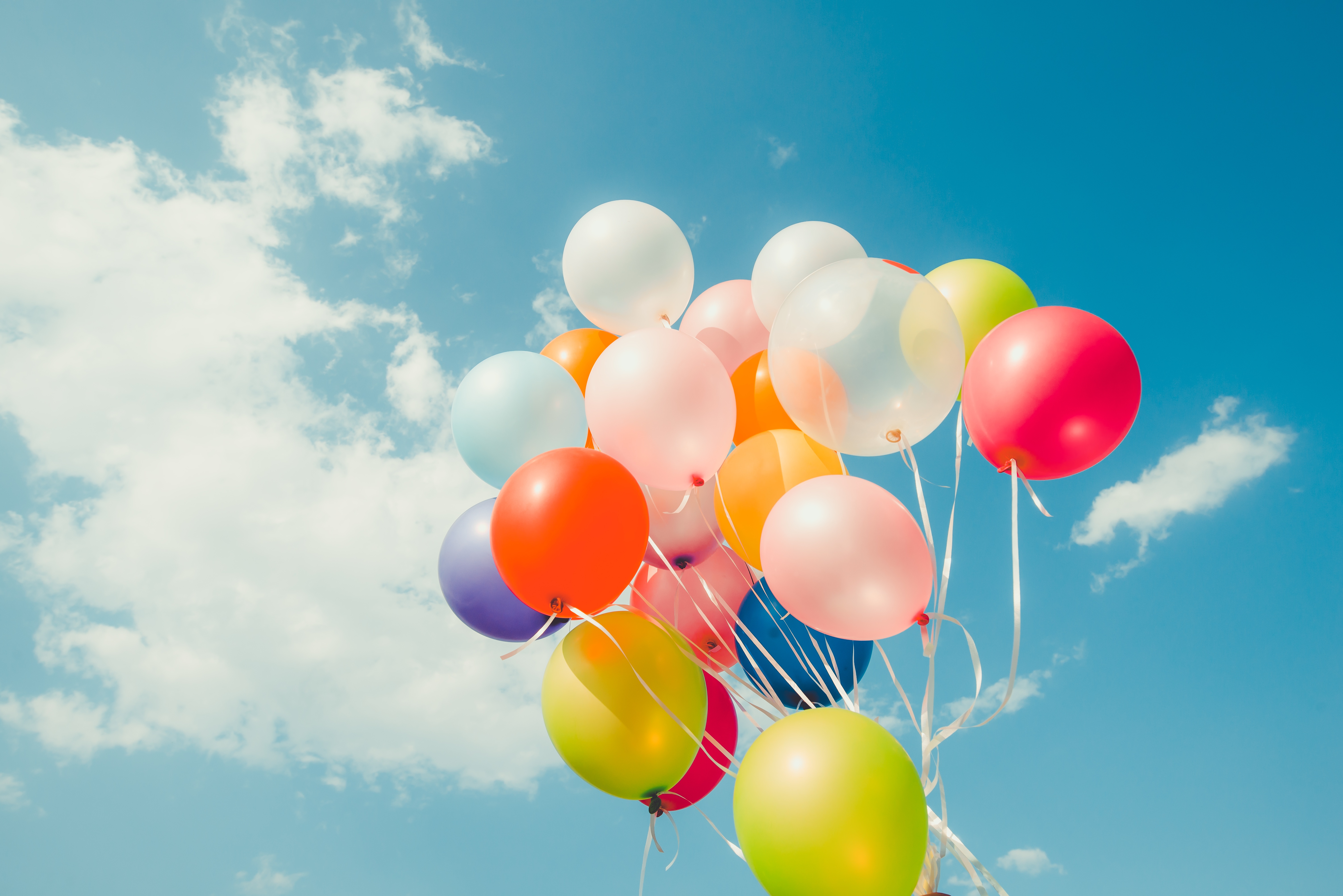 День рождения воздуха. Воздушный шарик. Разноцветные воздушные шары. Воздушные шары в небе. Шарики в небе.