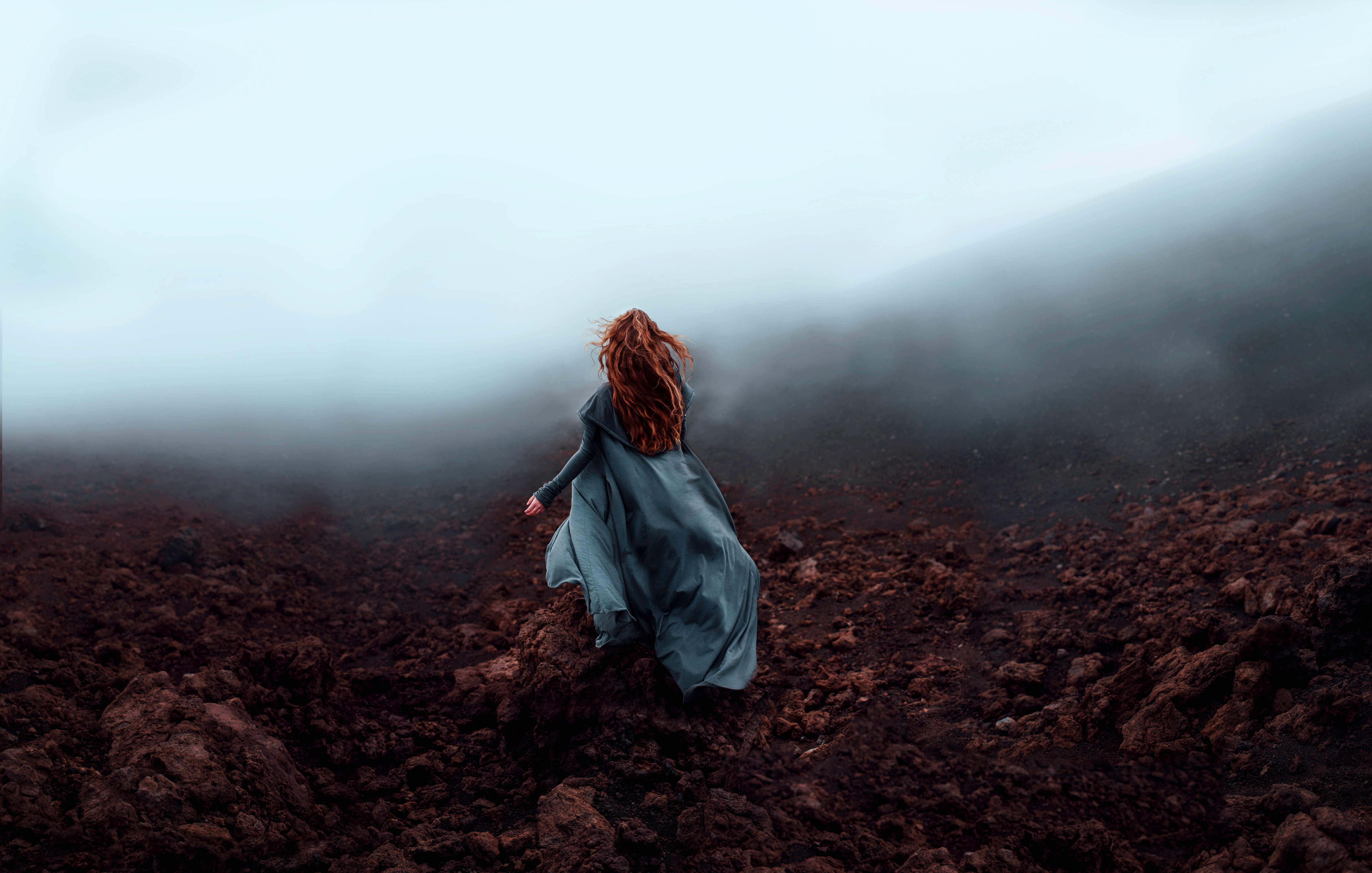 Страх неизведанного. Девушка в тумане. Девушка в тумане арт. Атмосферные фотографии. Атмосферная фотосессия.
