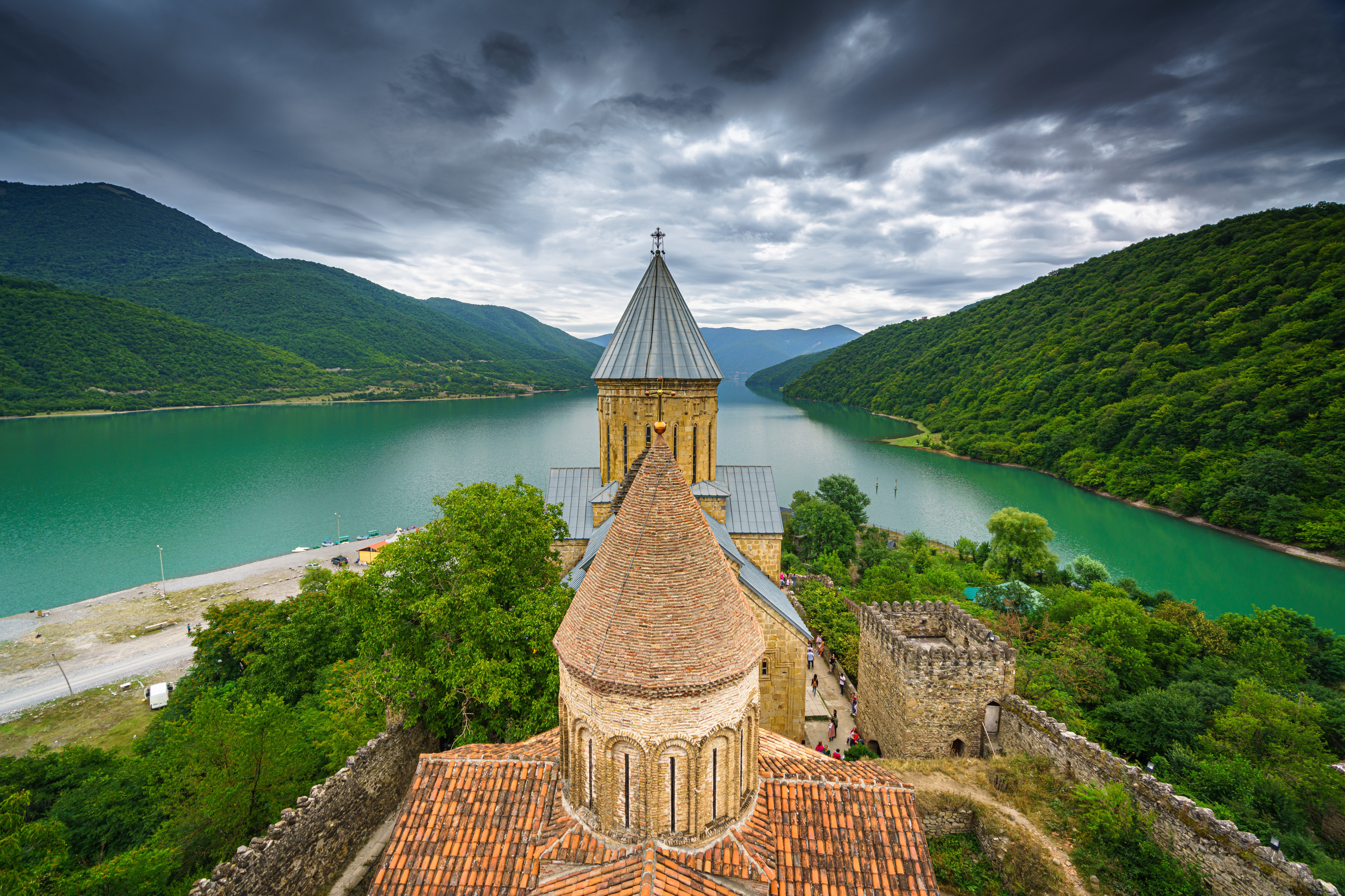 Georgia. Тбилиси крепость Ананури. Ананури Грузия водохранилище. Монастырь Ананури Грузия. Церковь в Грузии Ананури.