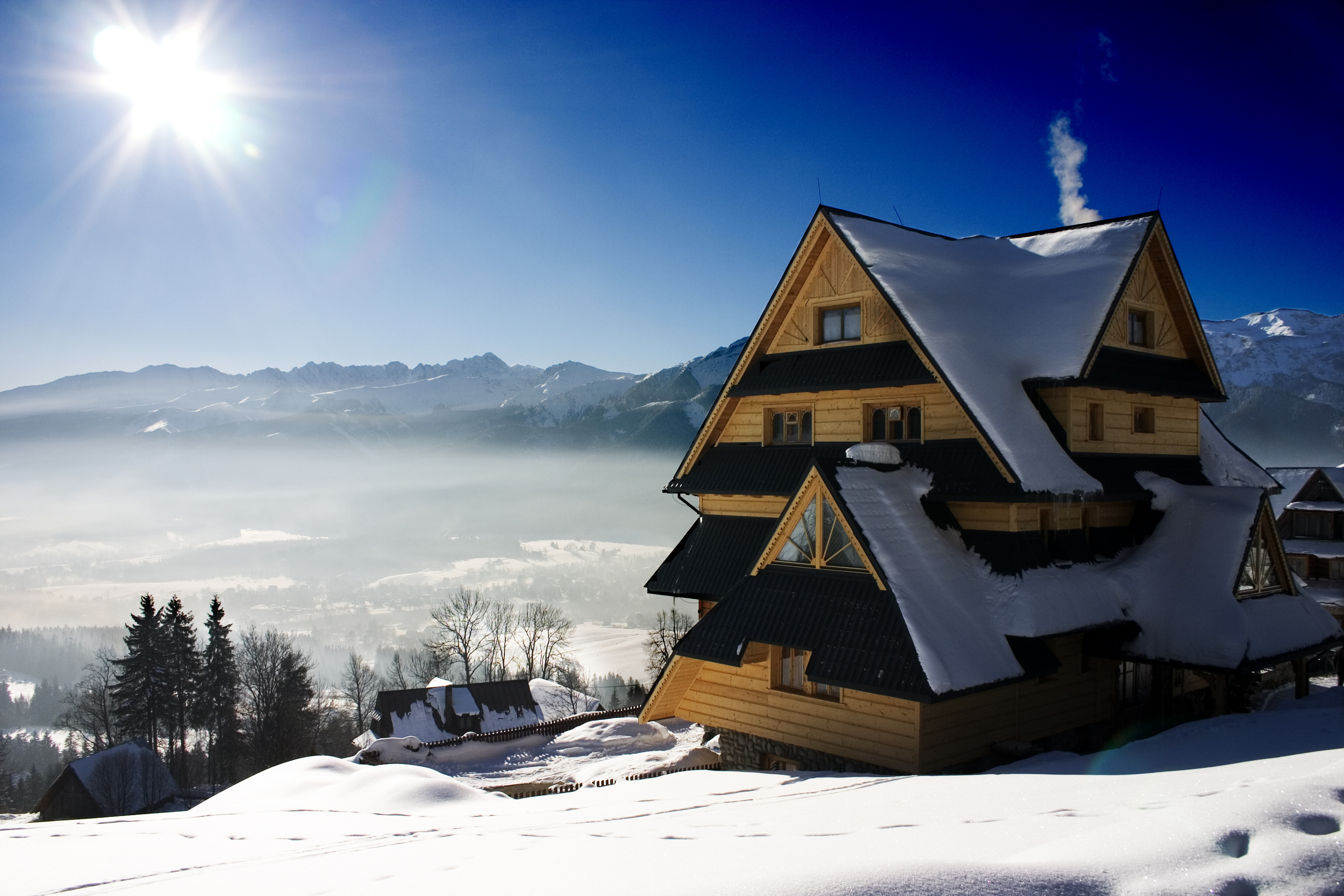 Горы снег дома. Хаттфьелльдал Норвегия избушка. Домик в горах. Зимний домик. Дом в горах зимой.