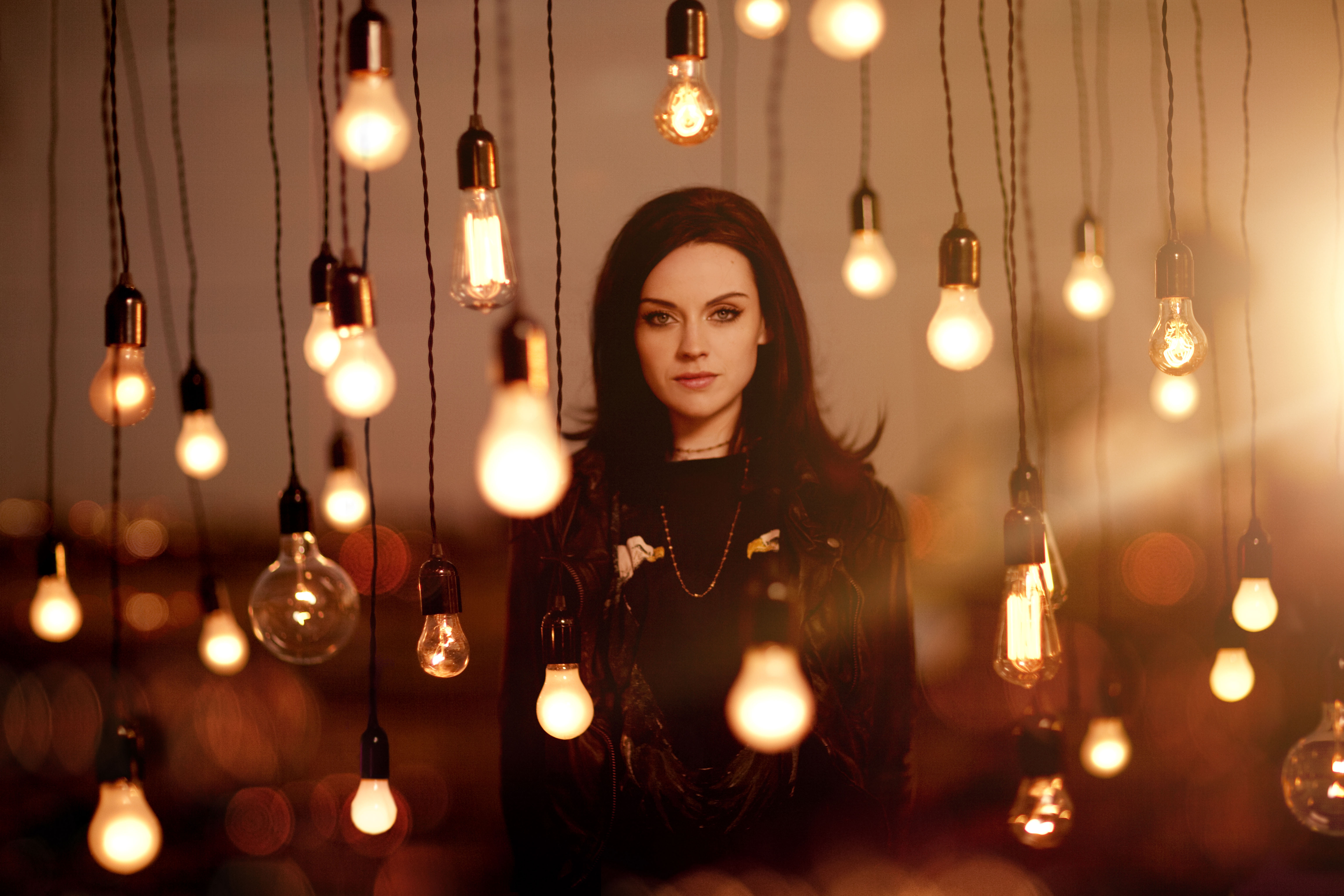 Beautiful lighting. Amy MACDONALD 2012 Life in a beautiful Light. Amy MACDONALD арт. Фотосессия с лампочками. Девушка в гирлянде.