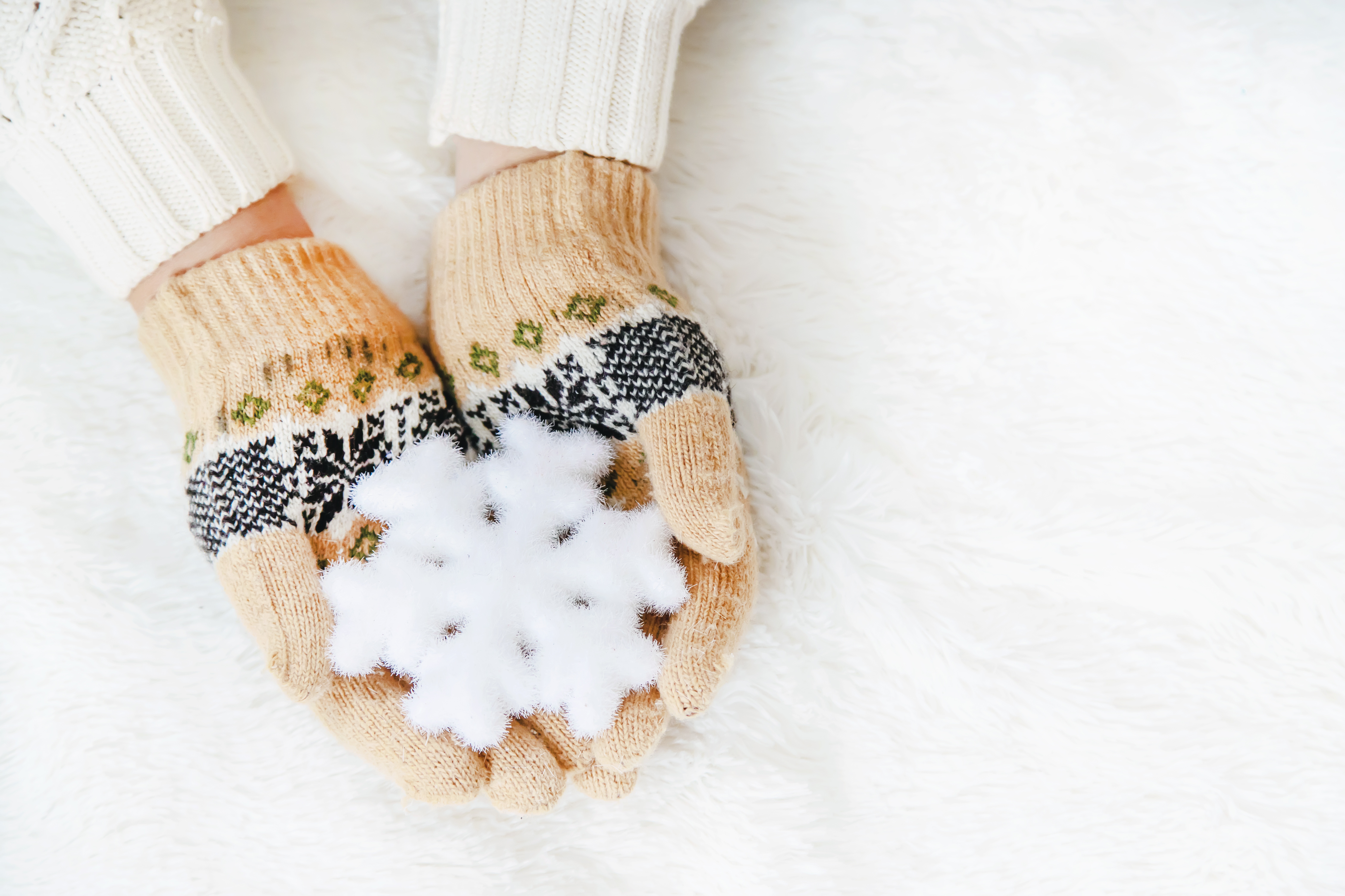 Снежинка на ноги. Варежки со снежинками. Зимние варежки. Зима варежки. Руки в варежках.