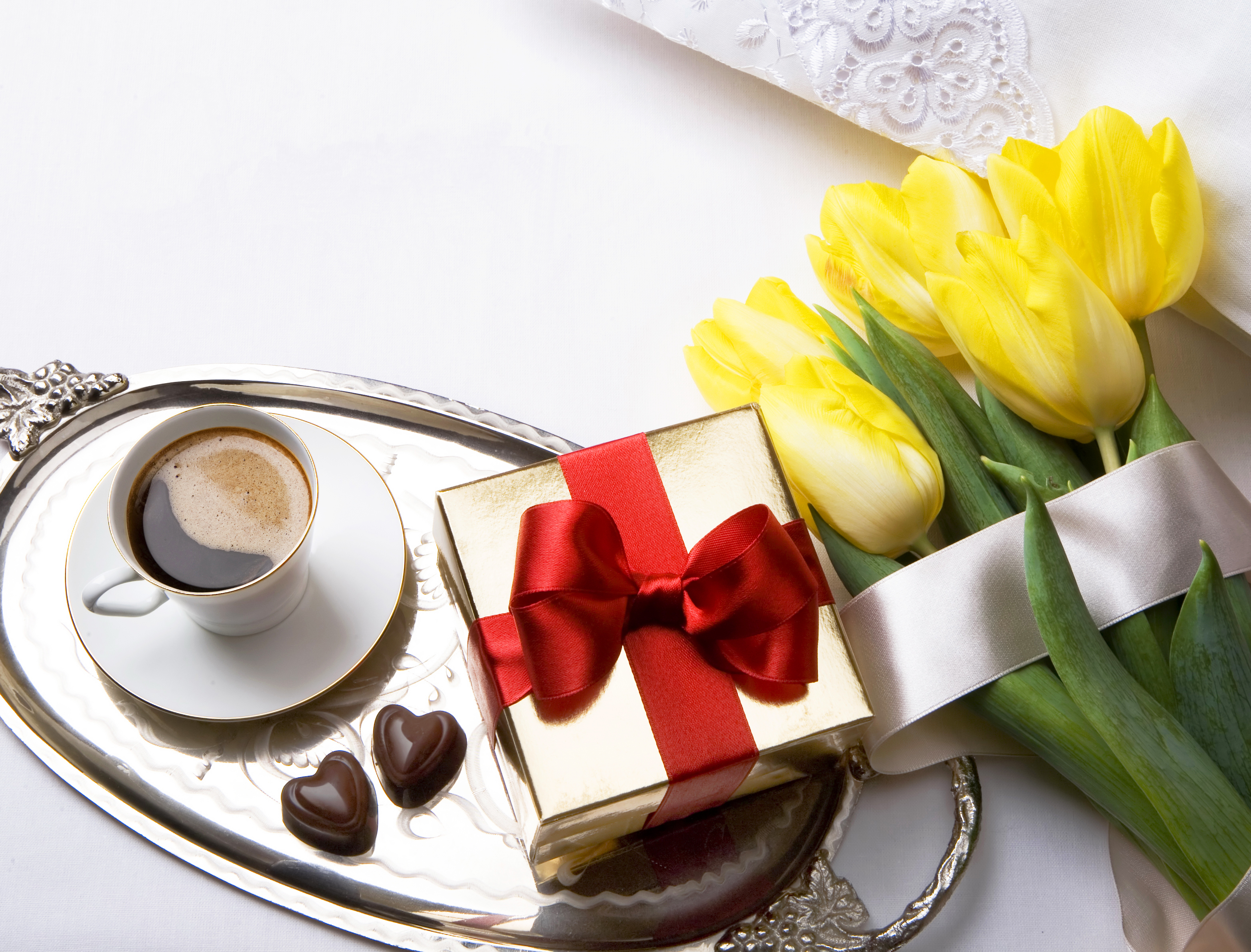 Доброе предпраздничное утро 8. Цветы конфеты кофе. Кофе и цветы. Чашка кофе с конфетами. Букет с кофе.