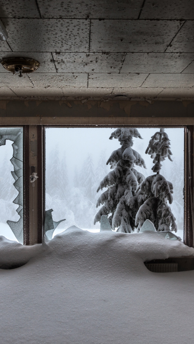 Попасть снежком в окно. Зимнее окно. Снег за окном. Окно зимой. Зима окно снег.