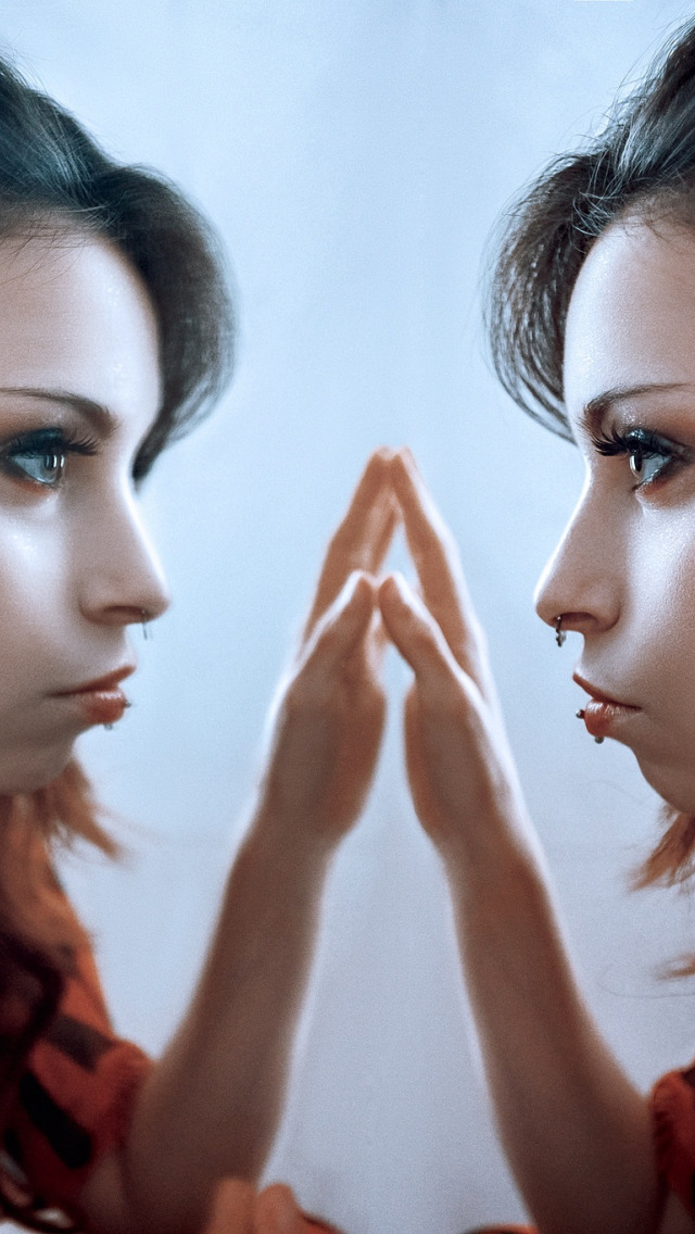 Отражение в зеркале. Девушка в отражении. Отражение лица. Разное отражение в зеркале.
