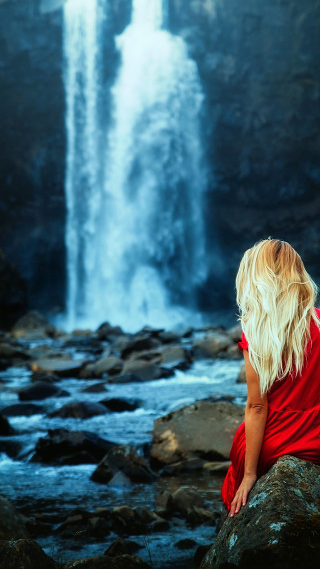 Водопад Банг ПЭ. Девушка у водопада. Блондинка на водопаде. Фотосессия у водопада. Blonde shower