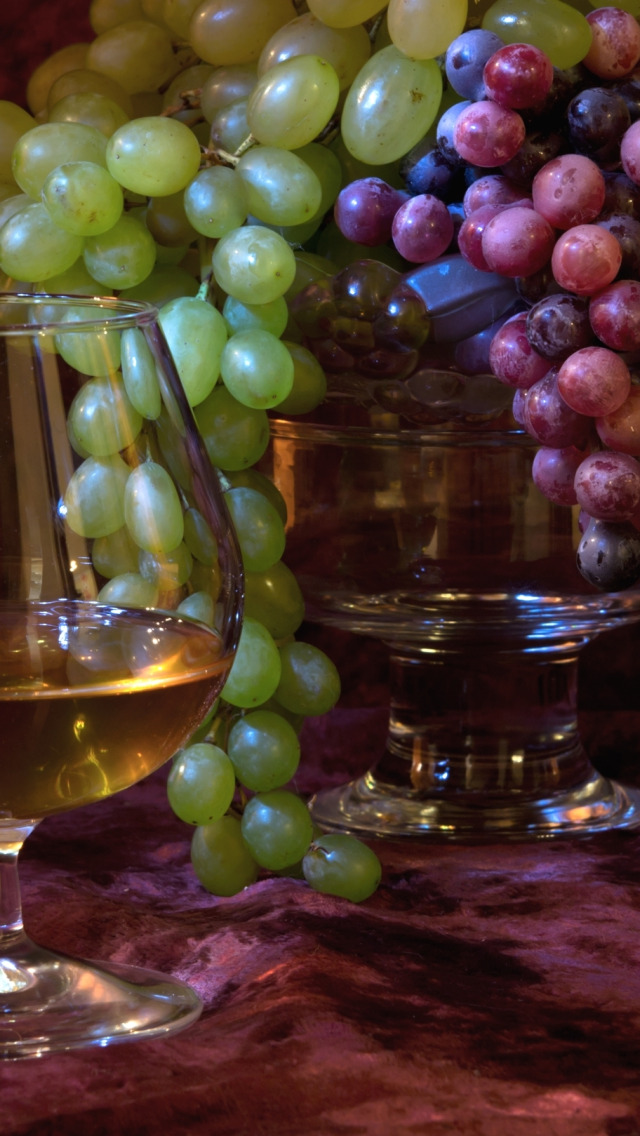 Коньяк делают из винограда. Коньяк виноград. Виноград в бокале. Бренди виноград. Коньяк вино виноград.