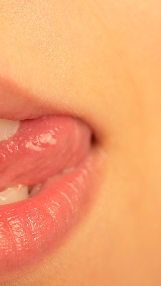 Мужчина облизывает губы. Девушка с языком. Губы с языком. Женские губы. Облизывание губ.
