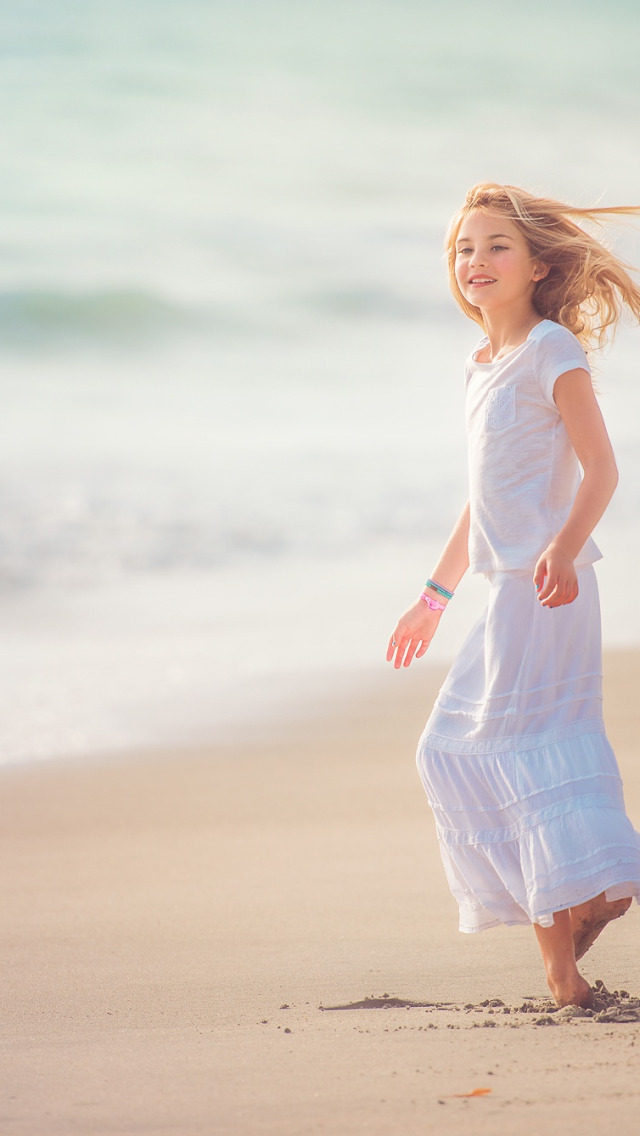 Девочки дети пляж. Улыбка ребенка на море. Счастливое детство. Ребенок на пляже в белом платье. Улыбка маленькой девочки.