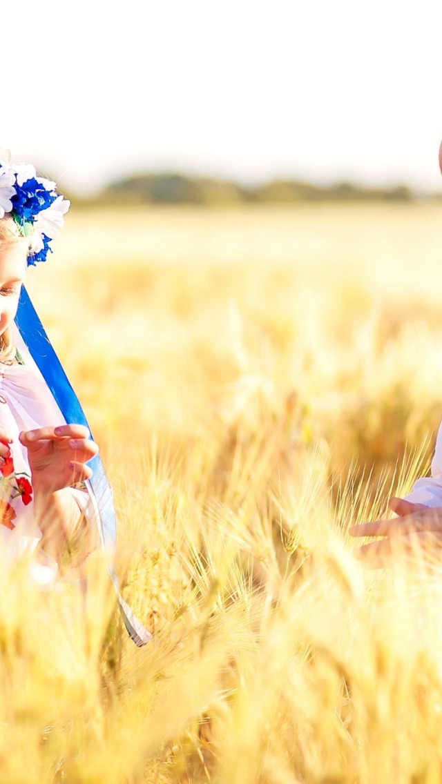 Field children. Девочка в поле. Украинцы в поле. Фотосессия мальчик пшеница. Дети в пшеничном поле.