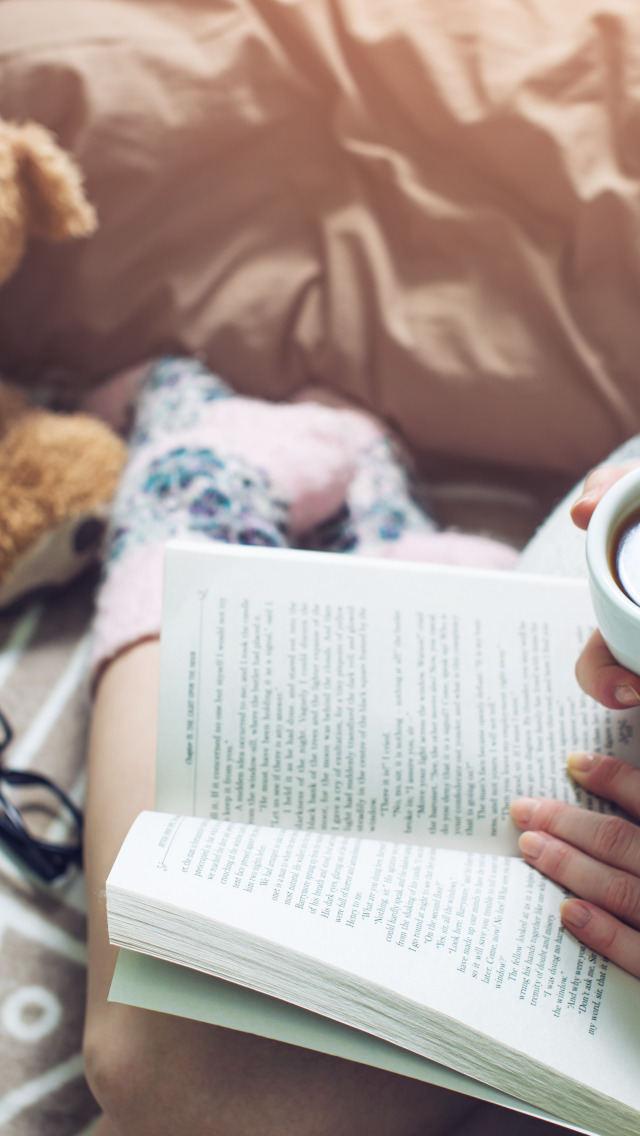 Книга ты я постель сейчас же. Девушка читает книгу. Книга в постели. Девушка с кофе. Девушка с книгой на кровати.
