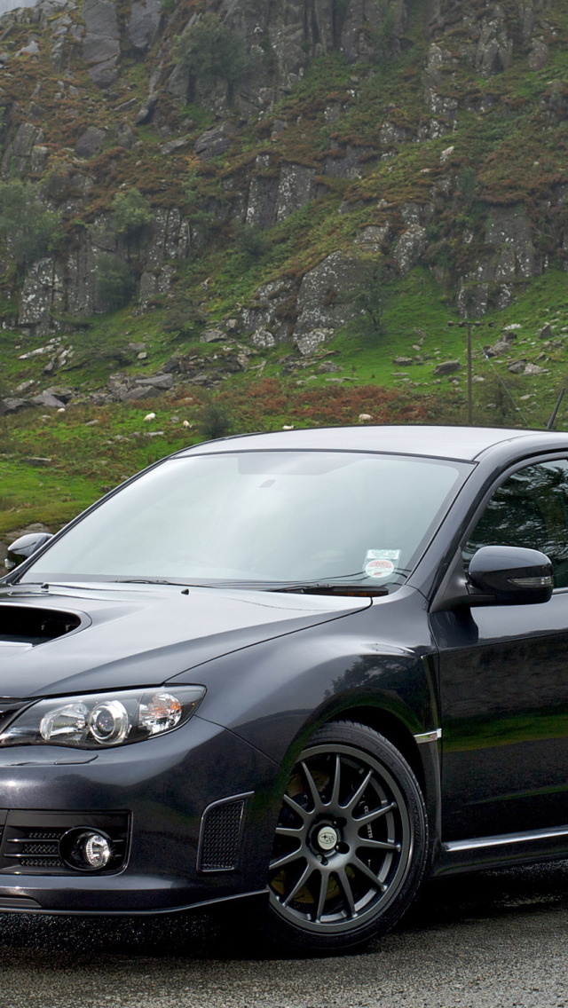 Розовая Subaru Legacy