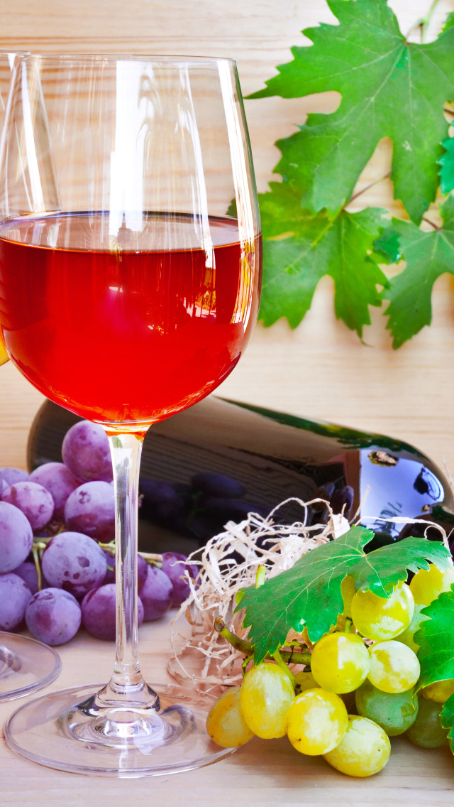 Виноградное вино с травами. Бокал вина и виноград. Виноградное вино. Гроздь винограда вино. Виноград в бокале.
