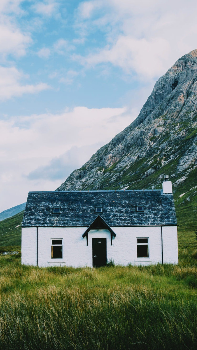 Гослинг домик под скалой. Шотландский домик в горах. Зеленые кубики на горе дом. Домик под скалой книга.