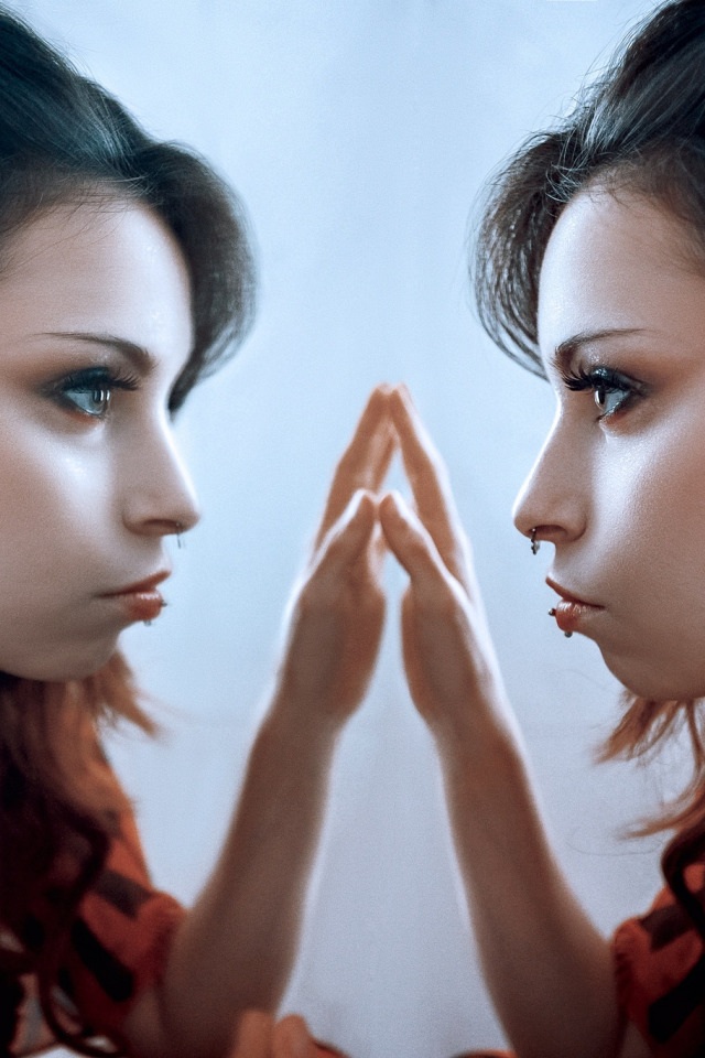 Отражались какое лицо. Отражение в зеркале. Девушка в отражении. Отражение лица. Разное отражение в зеркале.