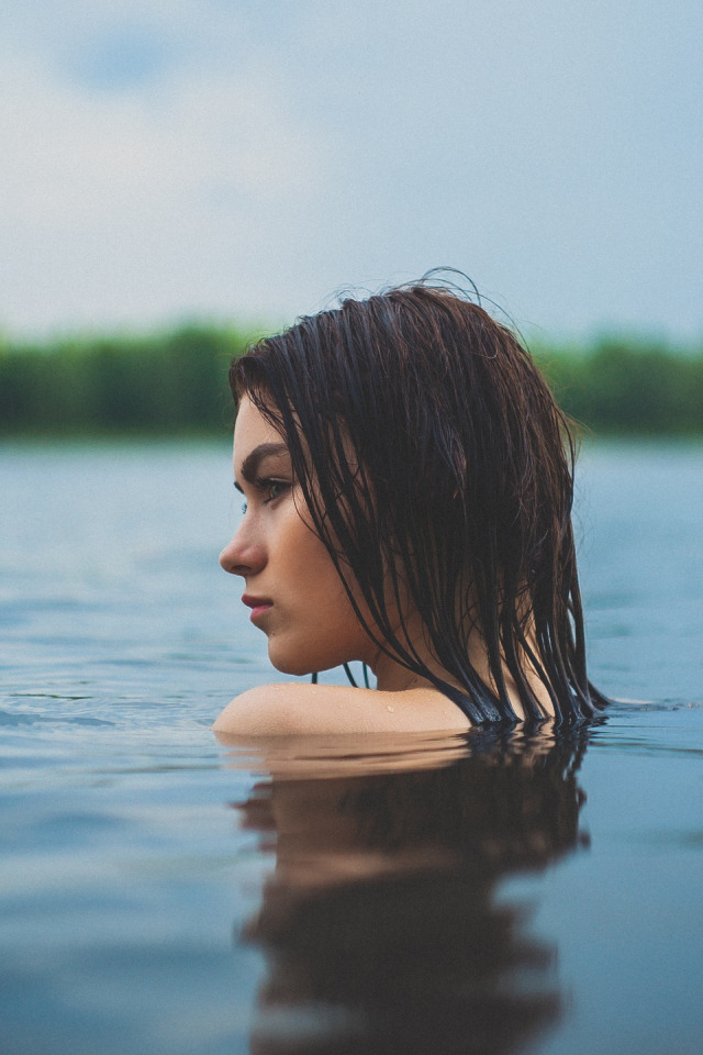 Почему в воде волосы. Девушка в воде. Волосы в воде. Красивые девушки в воде. Девушка с мокрыми волосами.