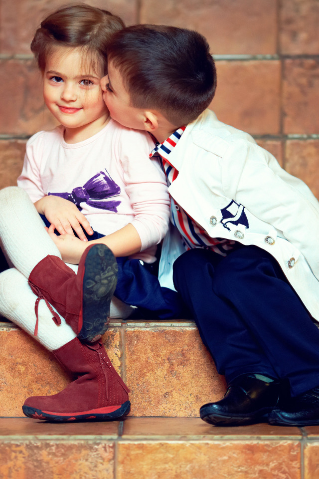 First boy girl. Мальчик и девочка маленькие. Маленькая девочка и мальчик. Детский поцелуй.