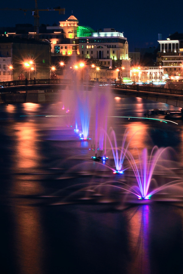Когда включают фонтаны в москве 2024. Фонтаны Лужков мост. Лебедянь фонтаны ночью. Ночные фонтаны в Москве. Фонтаны в Москве ночью.