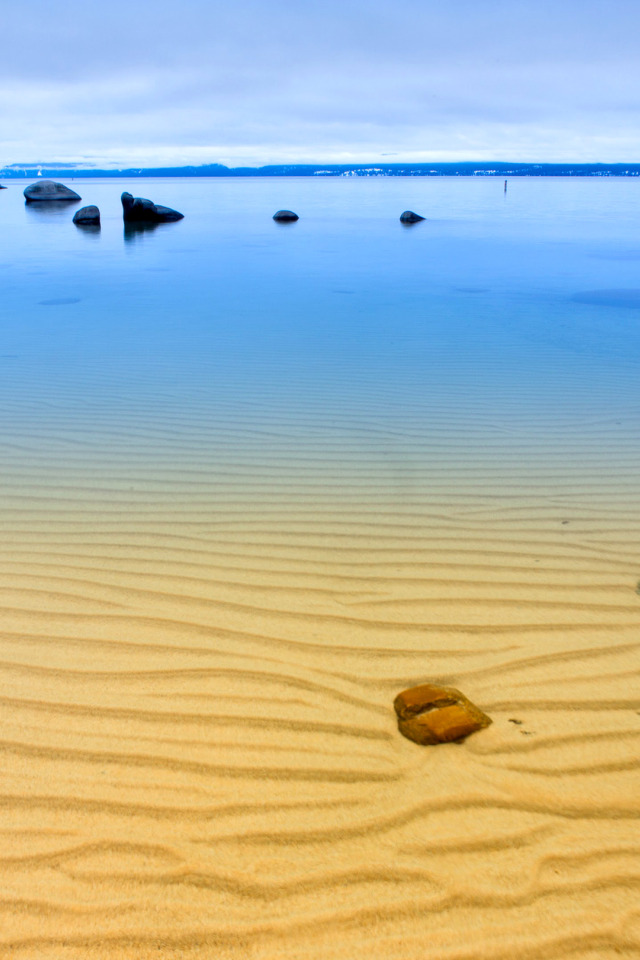 Горизонт камень. Прозрачная вода. Морское дно. Песок и небо. Песок и небо фон кальмара.