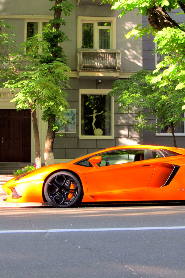 Orange street. Ламборгини оранжевая. Ламборгини в Киеве. Ламборгини оранжевая во дворе. Фото оранжевой Ламборгини.