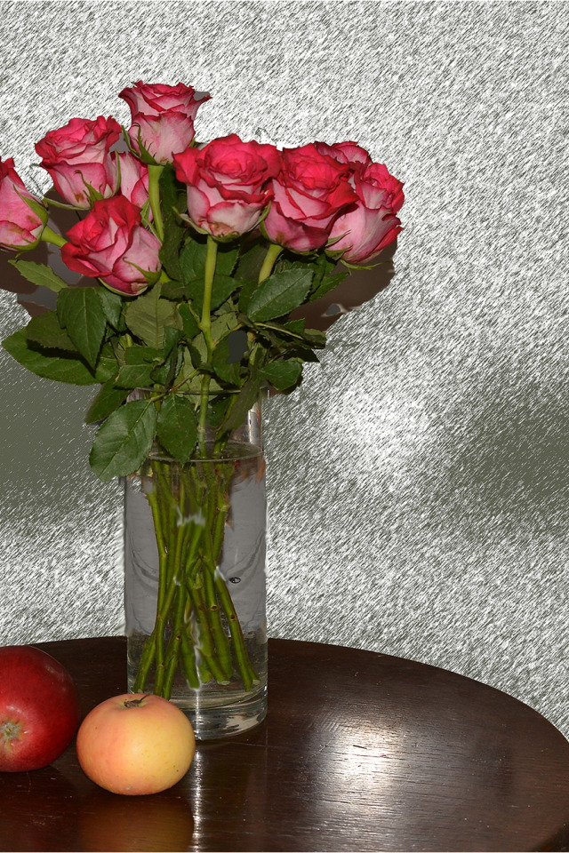 Красивый букет в вазе. Букет в вазе на столе. Букет роз в вазе. Букеты роз в вазах.
