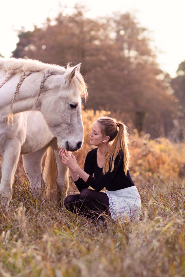 Девушка лошадь клип. Девушка с лошадью. Девочка на лошади. Девушка на коне. Лошади на природе.