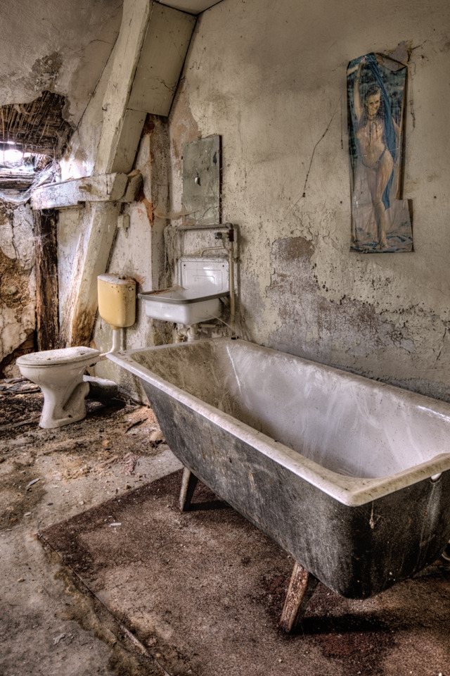 К чему снится грязная ванна. Старая ванная. Старая ванная комната. Старинная ванна. Страмная ванная комната.